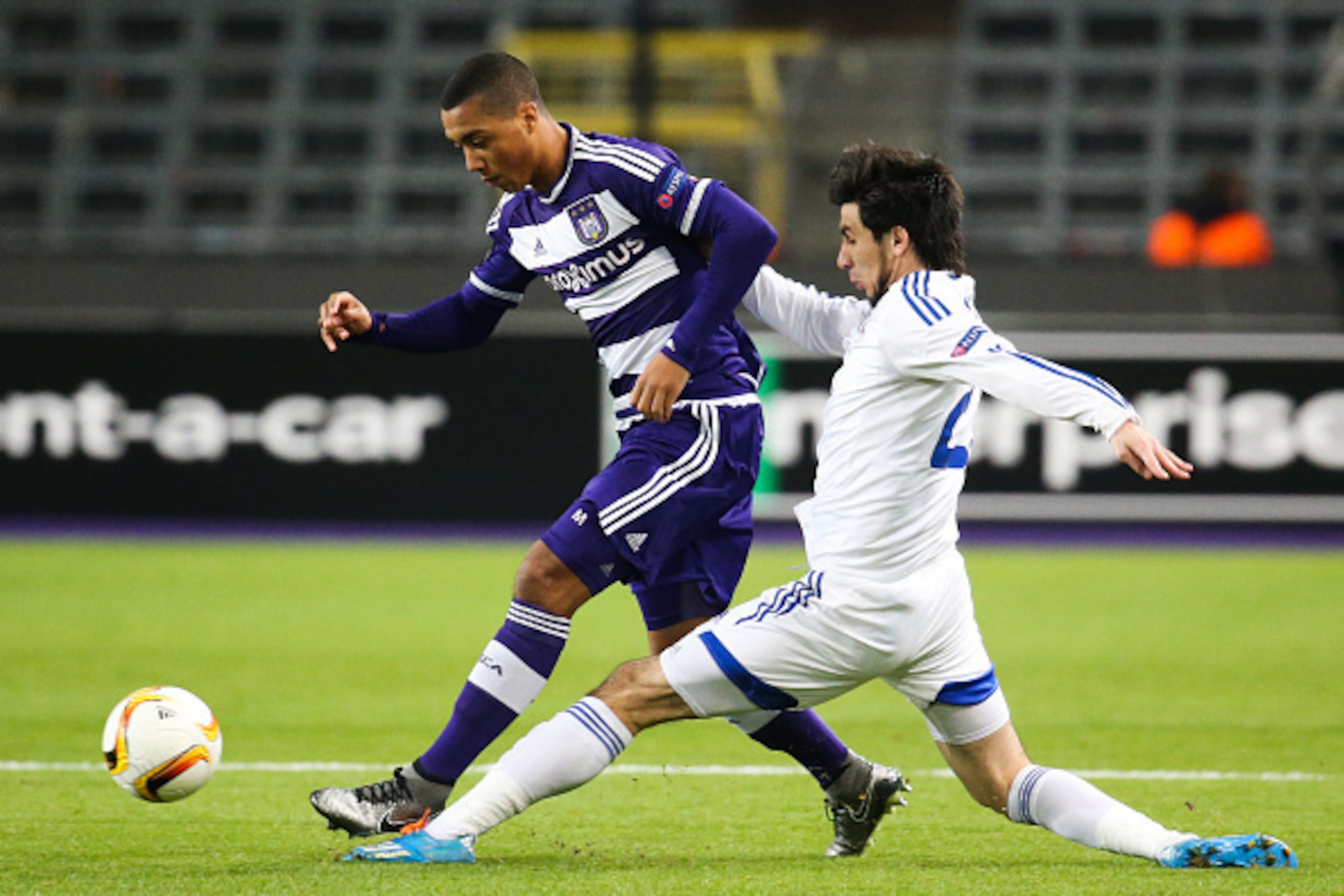 Anderlecht's Youri Tielemans (L) vies with Qarabag's midfielder Afran Ismayilov during the UEFA Europa League group J football match RSC Anderlecht vs Qarabag Futbol Klubu in Brussels on December 10, 2015.

 / AFP / BELGA / VIRGINIE LEFOUR        (Photo c