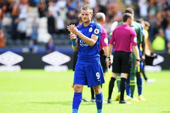 HULL, ENGLAND - AUGUST 13:  Jamie Vardy of Leicester City claps the Leicester City fans after the final whistle during the Premier League match between Hull City and Leicester City at KCOM Stadium on August 13, 2016 in Hull, England.  (Photo by Michael Re