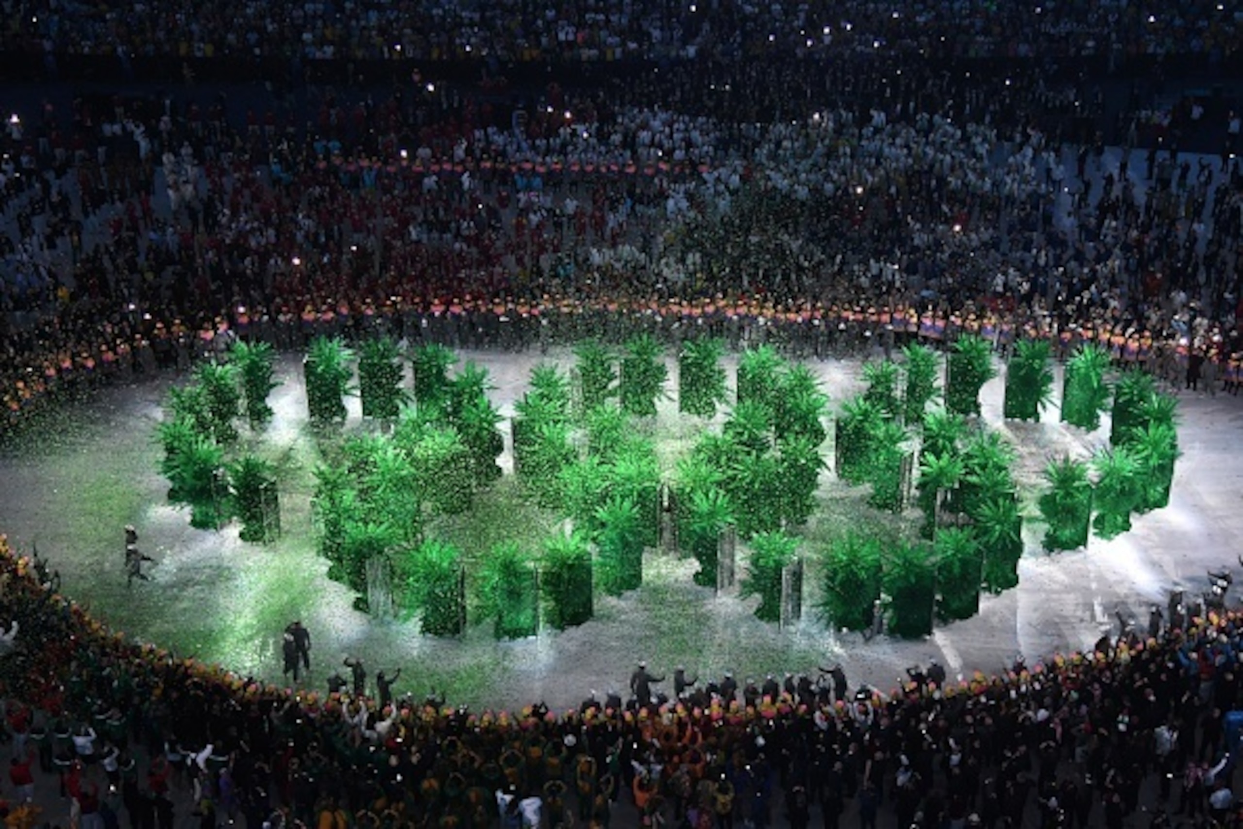 Olympic rings are displayed by the Brazilian delegation during the opening ceremony of the Rio 2016 Olympic Games at the Maracana stadium in Rio de Janeiro on August 5, 2016. / AFP / Antonin THUILLIER        (Photo credit should read ANTONIN THUILLIER/AFP