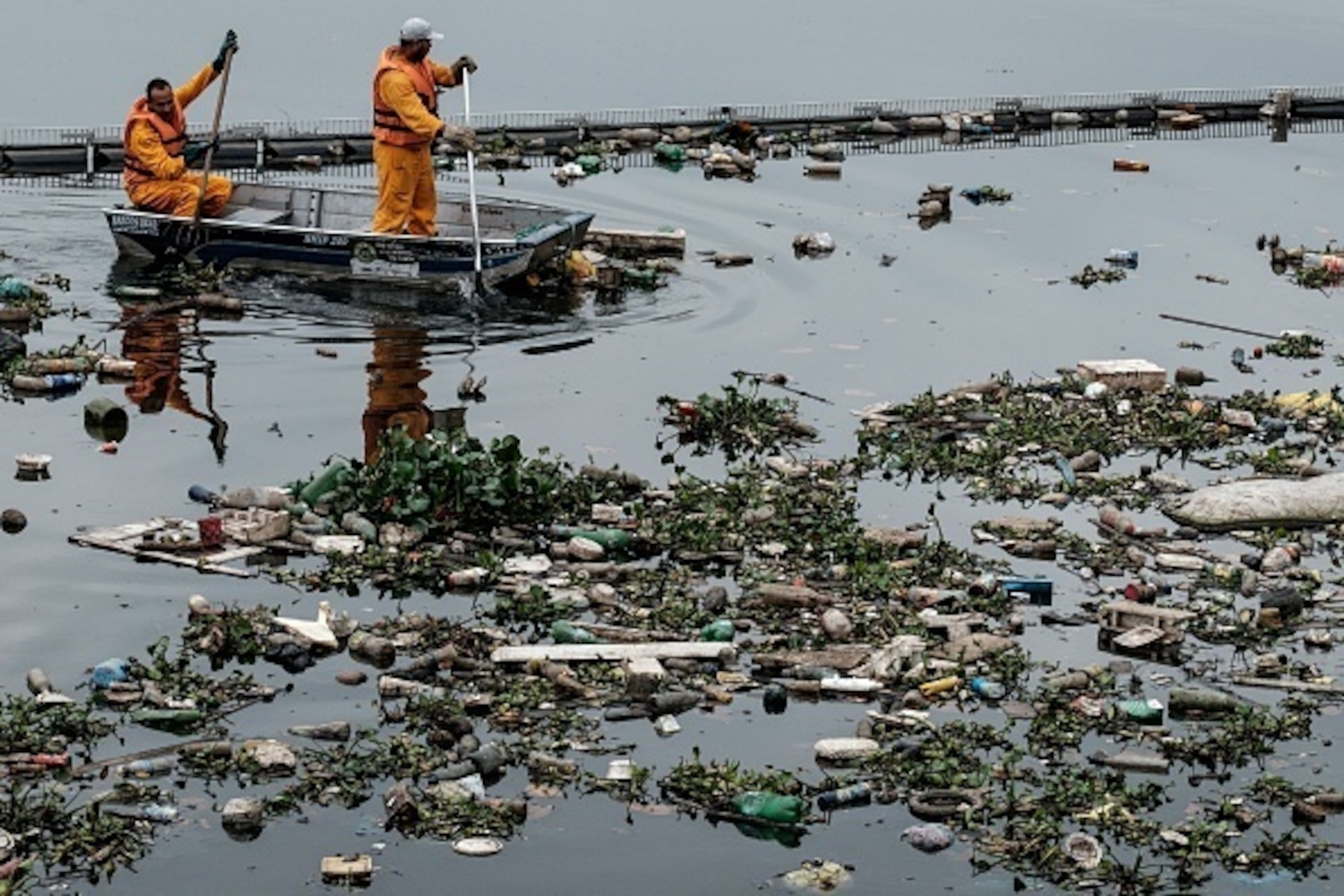 View of floating debris carried by the tide and caught by the 'eco-barrier' before entering Guanabara Bay, at the mouth of Meriti river in Duque de Caxias, next to Rio de Janeiro, Brazil, on July 20, 2016.  / AFP / YASUYOSHI CHIBA        (Photo credit sho