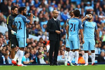 MANCHESTER, ENGLAND - AUGUST 13: Josep Guardiola, Manager of Manchester City with his players during the Premier League match between Manchester City and Sunderland at Etihad Stadium on August 13, 2016 in Manchester, England.  (Photo by Michael Steele/Get
