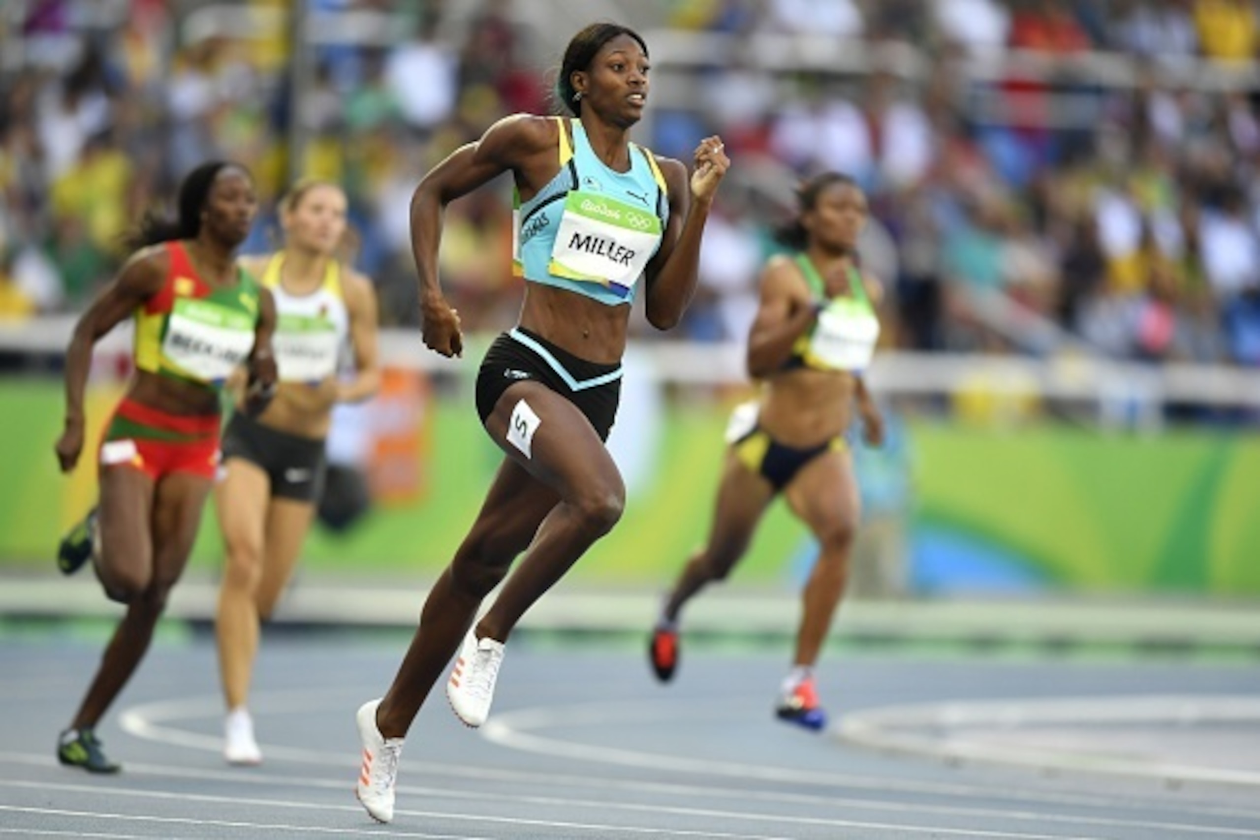 Bahamas's Shaunae Miller competes in the Women's 400m Round 1 during the athletics event at the Rio 2016 Olympic Games at the Olympic Stadium in Rio de Janeiro on August 13, 2016.   / AFP / Fabrice COFFRINI        (Photo credit should read FABRICE COFFRIN