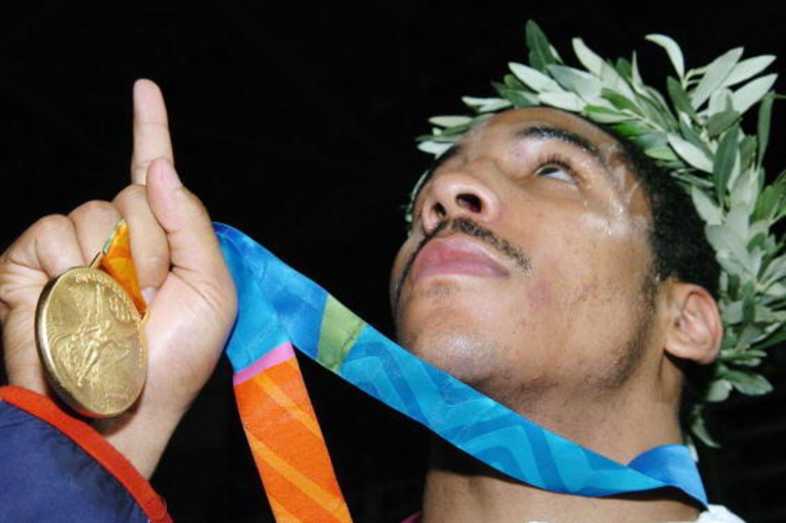 Athens, GREECE:  Andre Ward of the United States celebrates his gold medal victory over Magomed Aripgadjiev of Belarus in the Olympic Games light heavyweight (81 kg) boxing final 29 August 2004 at the Peristeri Boxing Hall in Athens. Ward saved the United
