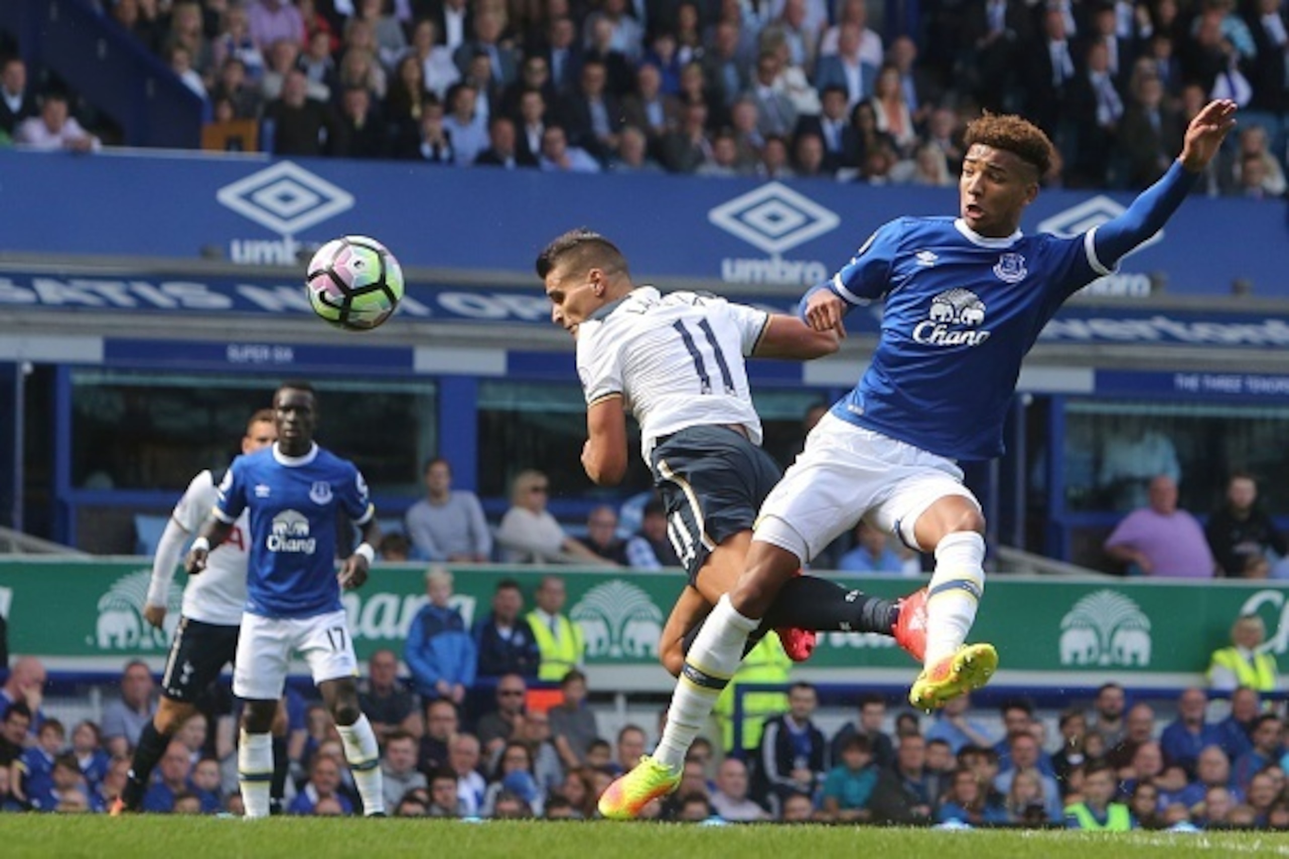 Tottenham Hotspur's Argentinian midfielder Erik Lamela (C) scores an equalising goal for 1-1 during the English Premier League football match between Everton and Tottenham Hotspur at Goodison Park in Liverpool, north west England on August 13, 2016. / AFP