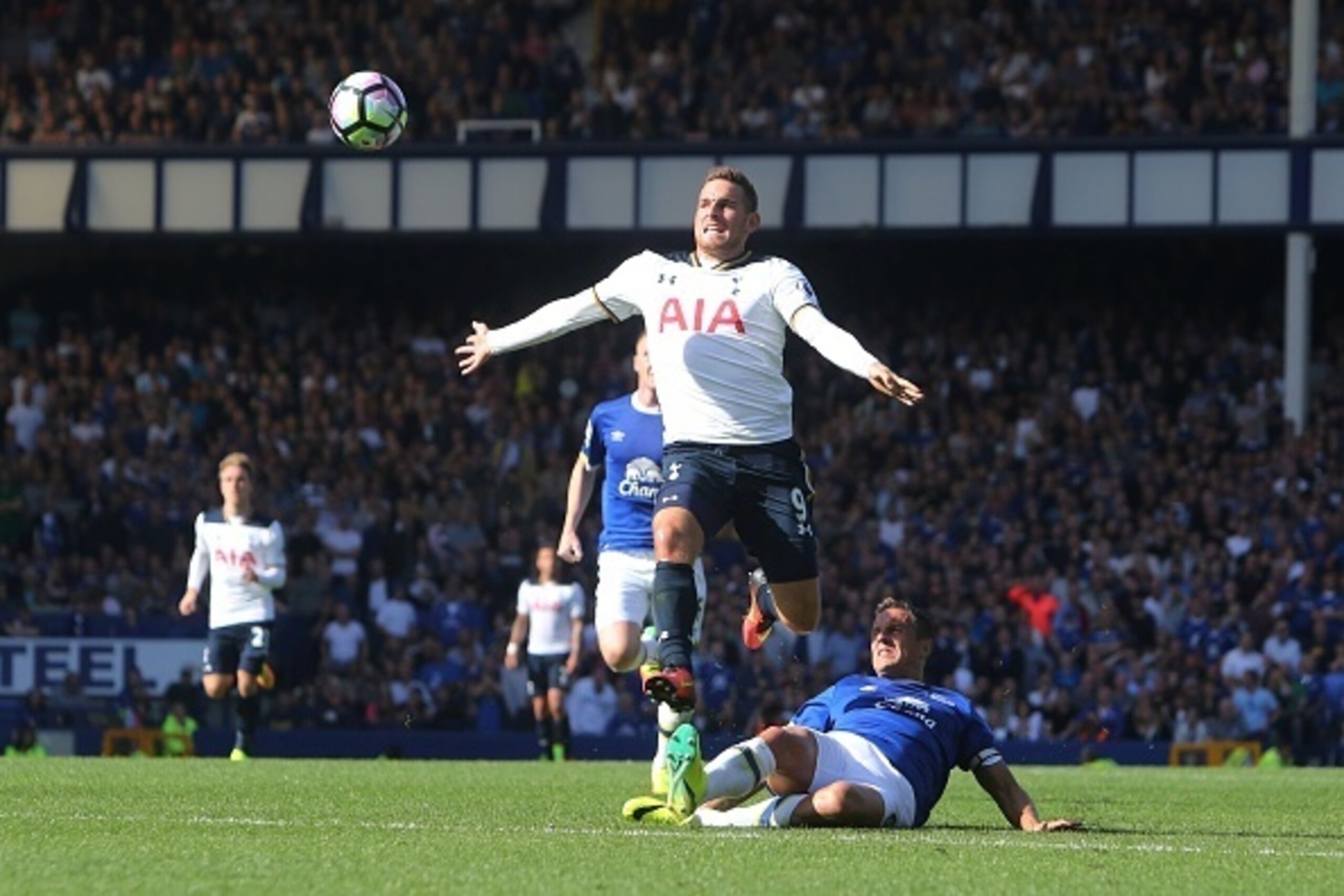 Tottenham Hotspur's Dutch striker Vincent Janssen (L) vies with Everton's English defender Phil Jagielka (R floor) during the English Premier League football match between Everton and Tottenham Hotspur at Goodison Park in Liverpool, north west England on 