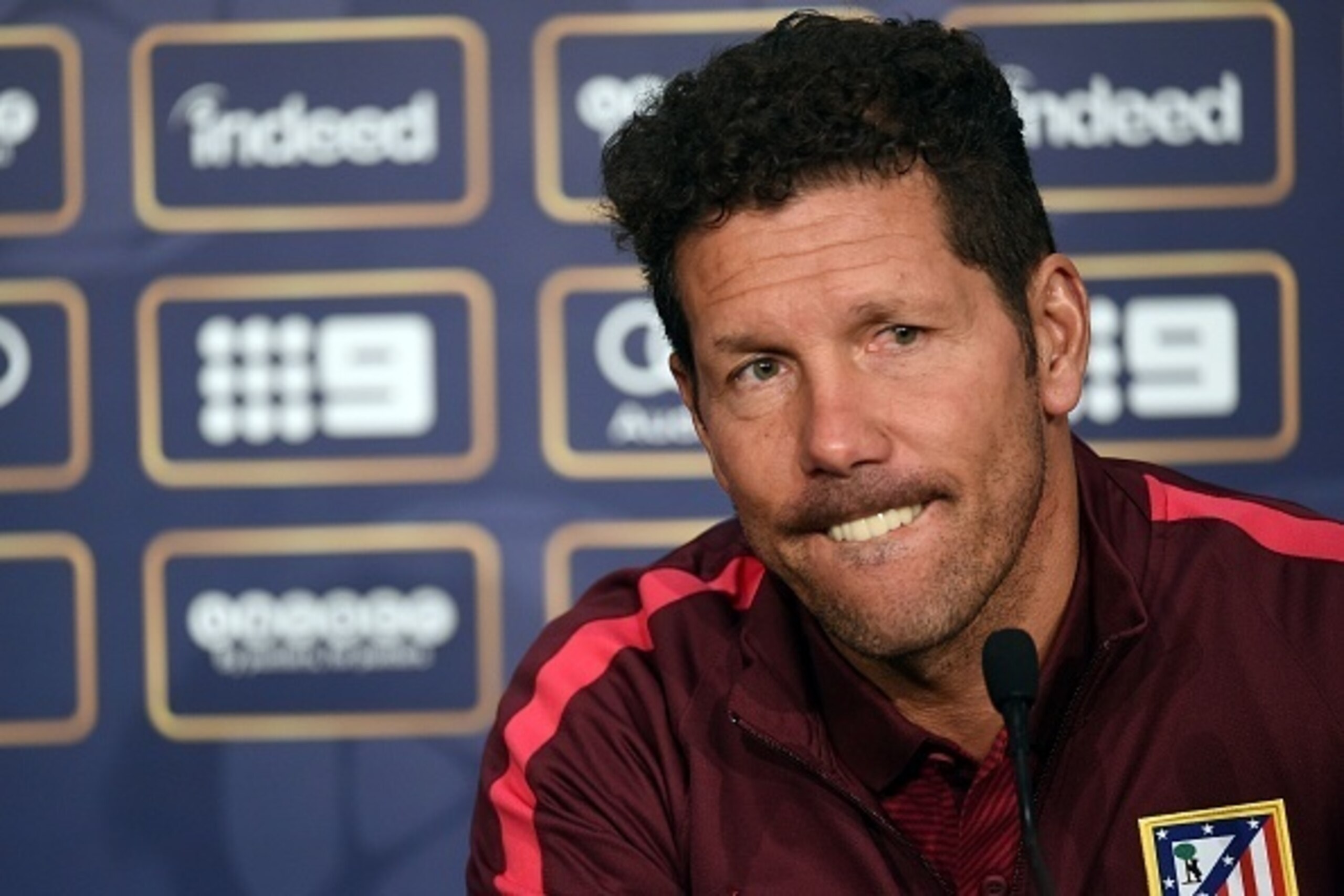 Atletico Madrid manager Diego Simeone attends a press conference prior to a football training session at AAMI Park in Melbourne on July 28, 2016. / AFP / SAEED KHAN / --IMAGE RESTRICTED TO EDITORIAL USE - STRICTLY NO COMMERCIAL USE--        (Photo credit 