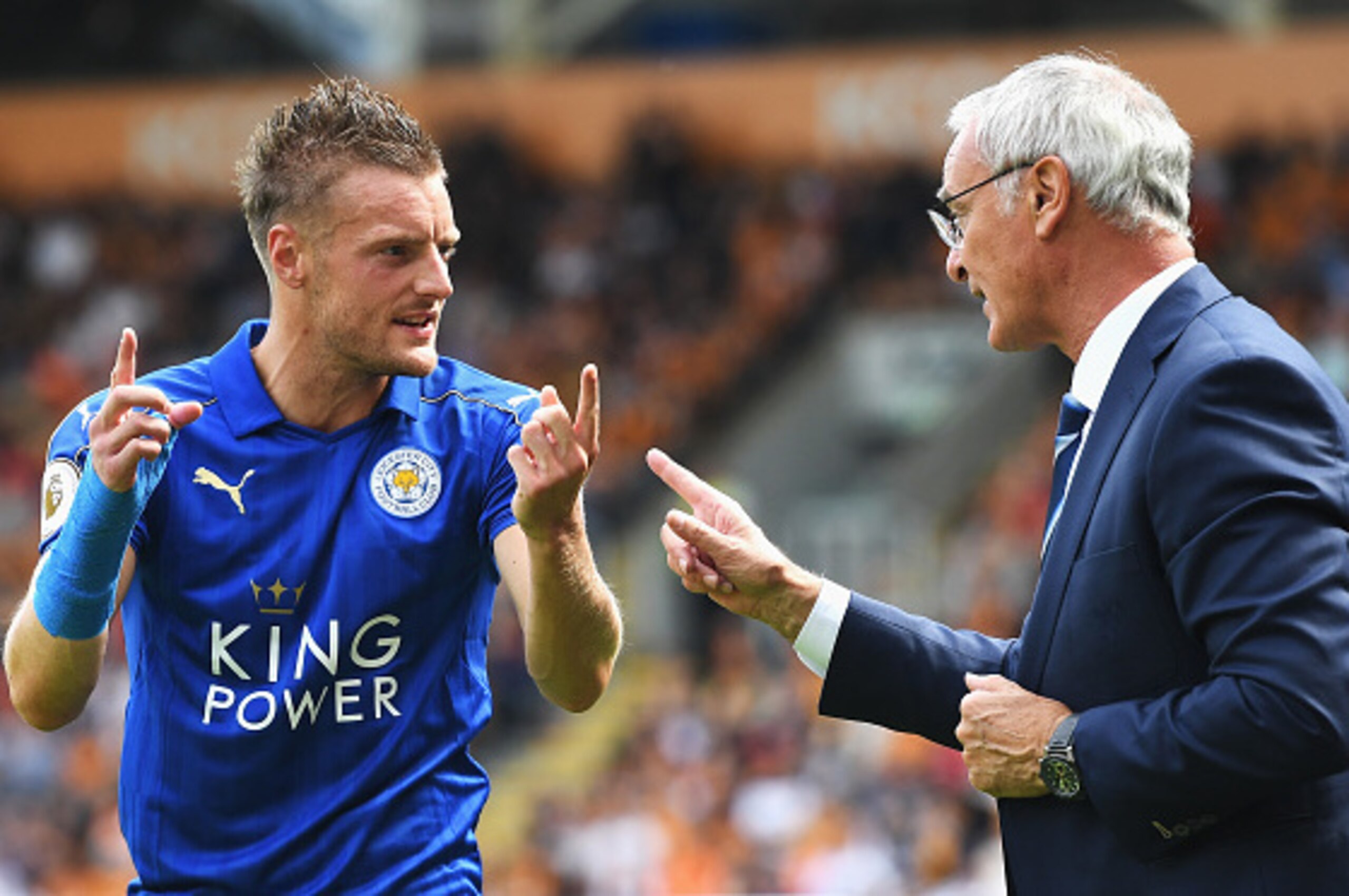 HULL, ENGLAND - AUGUST 13: Jamie Vardy of Leicester City and Claudio Ranieri, Manager of Leicester City talk on the touchline during the Premier League match between Hull City and Leicester City at KCOM Stadium on August 13, 2016 in Hull, England.  (Photo