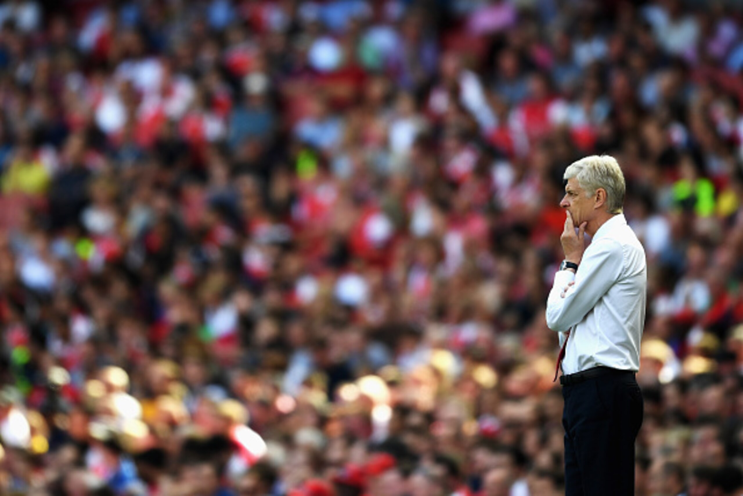 LONDON, ENGLAND - AUGUST 14: Arsene Wenger, Manager of Arsenal looks on during the Premier League match between Arsenal and Liverpool at Emirates Stadium on August 14, 2016 in London, England.  (Photo by Mike Hewitt/Getty Images)
