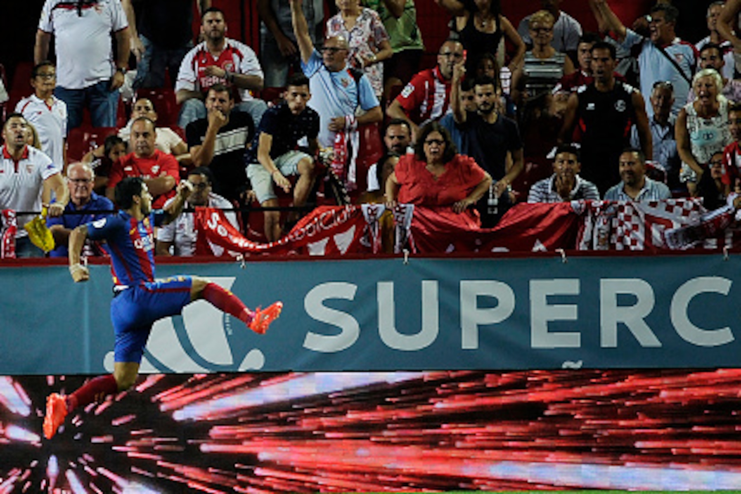 Barcelona's Uruguayan forward Luis Alberto Suarez celebrates after scoring during the first leg of the Spanish Supercup football match between Sevilla FC and FC Barcelona at the Ramon Sanchez Pizjuan stadium in Sevilla on August 14, 2016. / AFP / CRISTINA