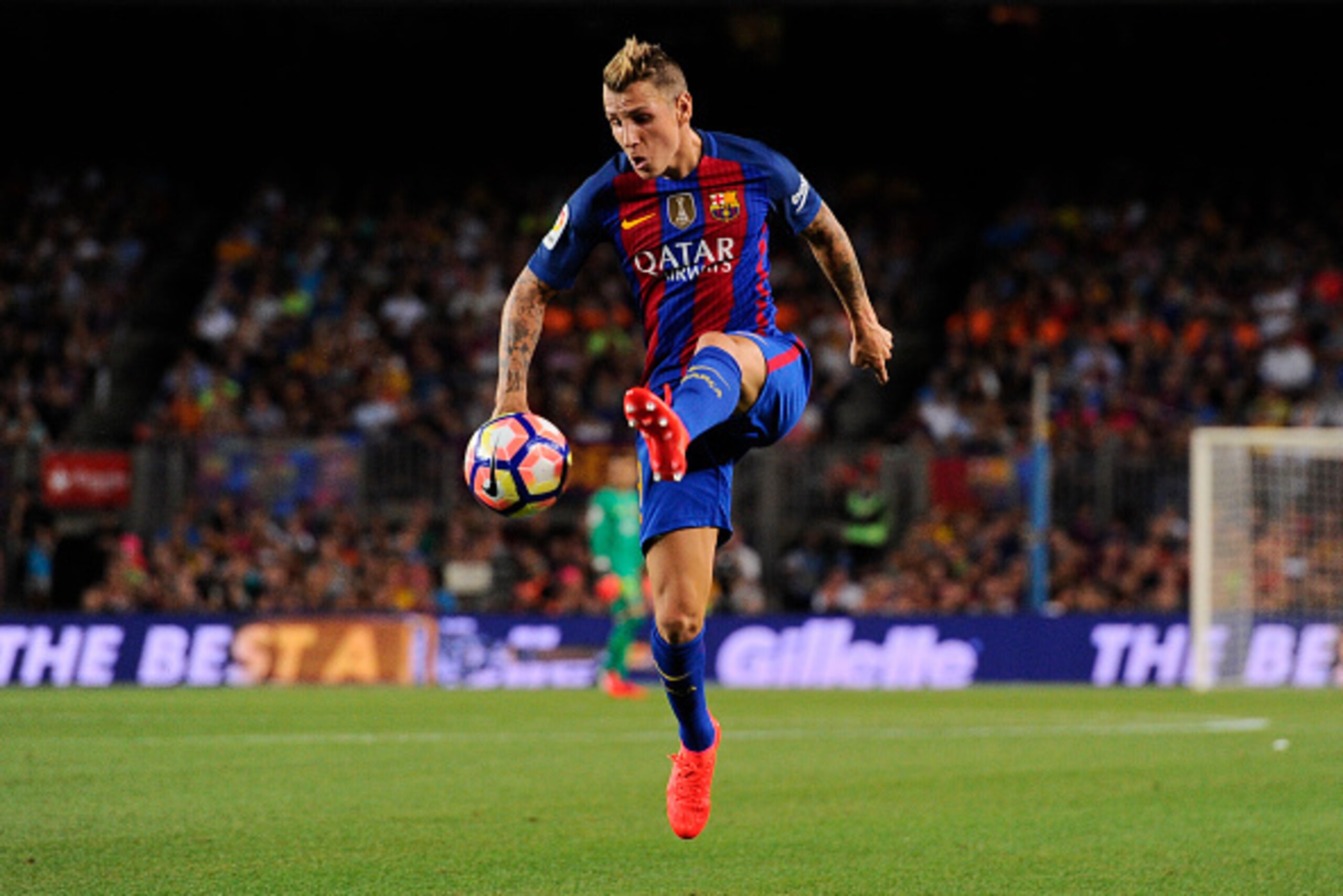Barcelona's French defender Lucas Digne controls the ball during the annual 51st Joan Gamper Trophy friendly football match beteen Barcelona FC and UC Sampdoria at the Camp Nou stadium in Barcelona on August 10, 2016. / AFP / JOSEP LAGO        (Photo cred