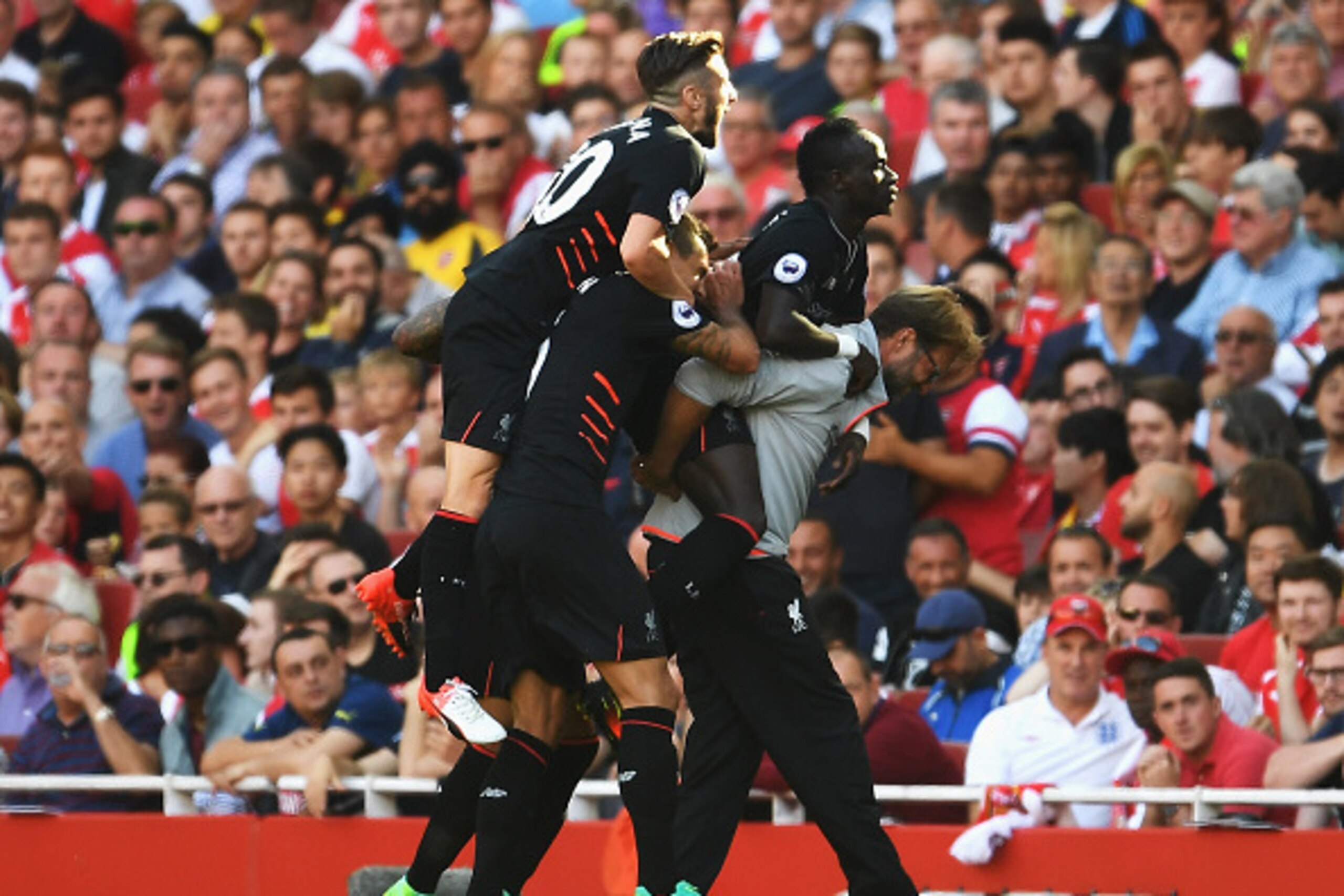 LONDON, ENGLAND - AUGUST 14:  Sadio Mane of Liverpool and team mates celebrate his goal with Jurgen Klopp, Manager of Liverpool during the Premier League match between Arsenal and Liverpool at Emirates Stadium on August 14, 2016 in London, England.  (Phot