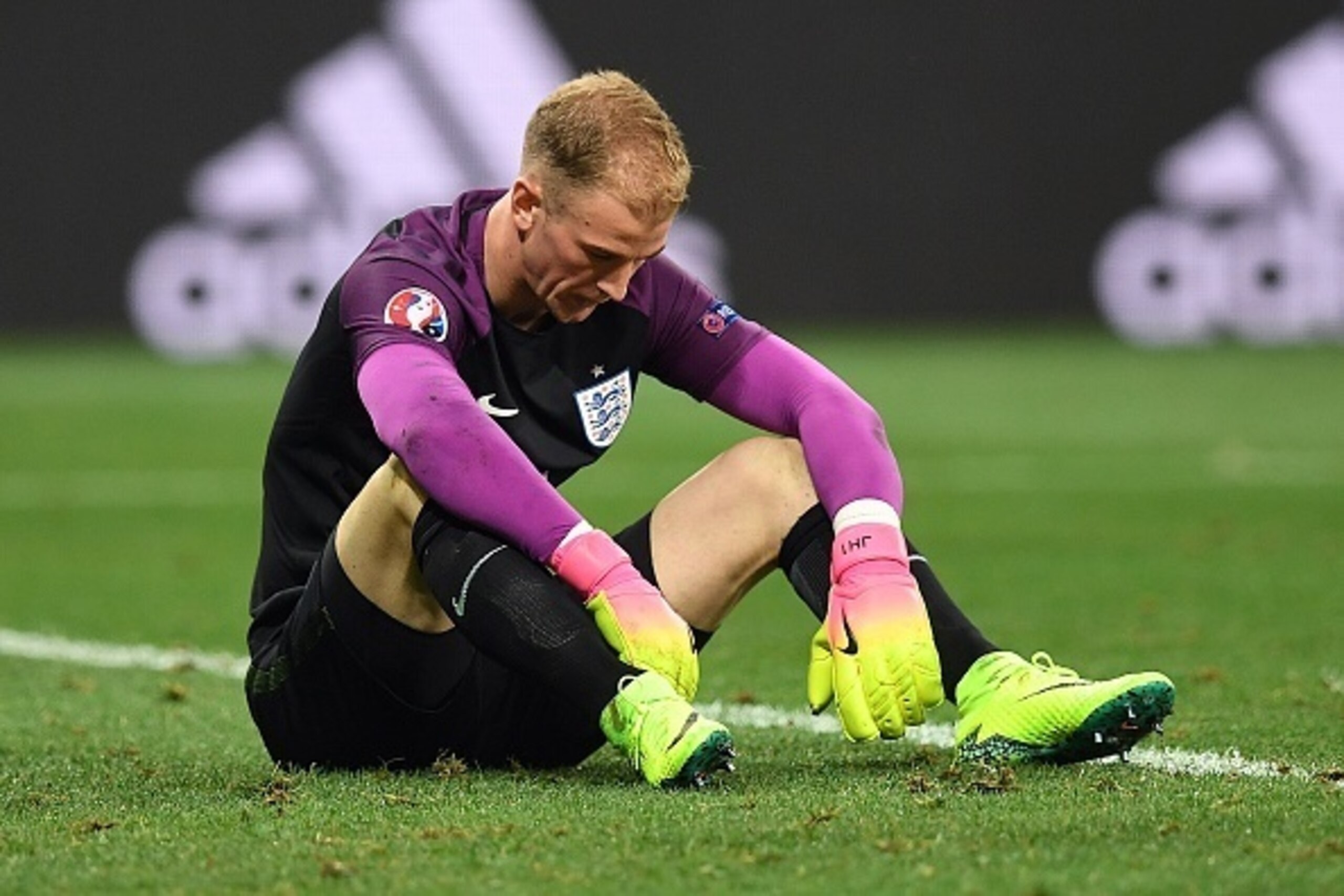 TOPSHOT - England's goalkeeper Joe Hart reacts after England lost 1-2 to Iceland in the Euro 2016 round of 16 football match between England and Iceland at the Allianz Riviera stadium in Nice on June 27, 2016.   / AFP / PAUL ELLIS        (Photo credit sho