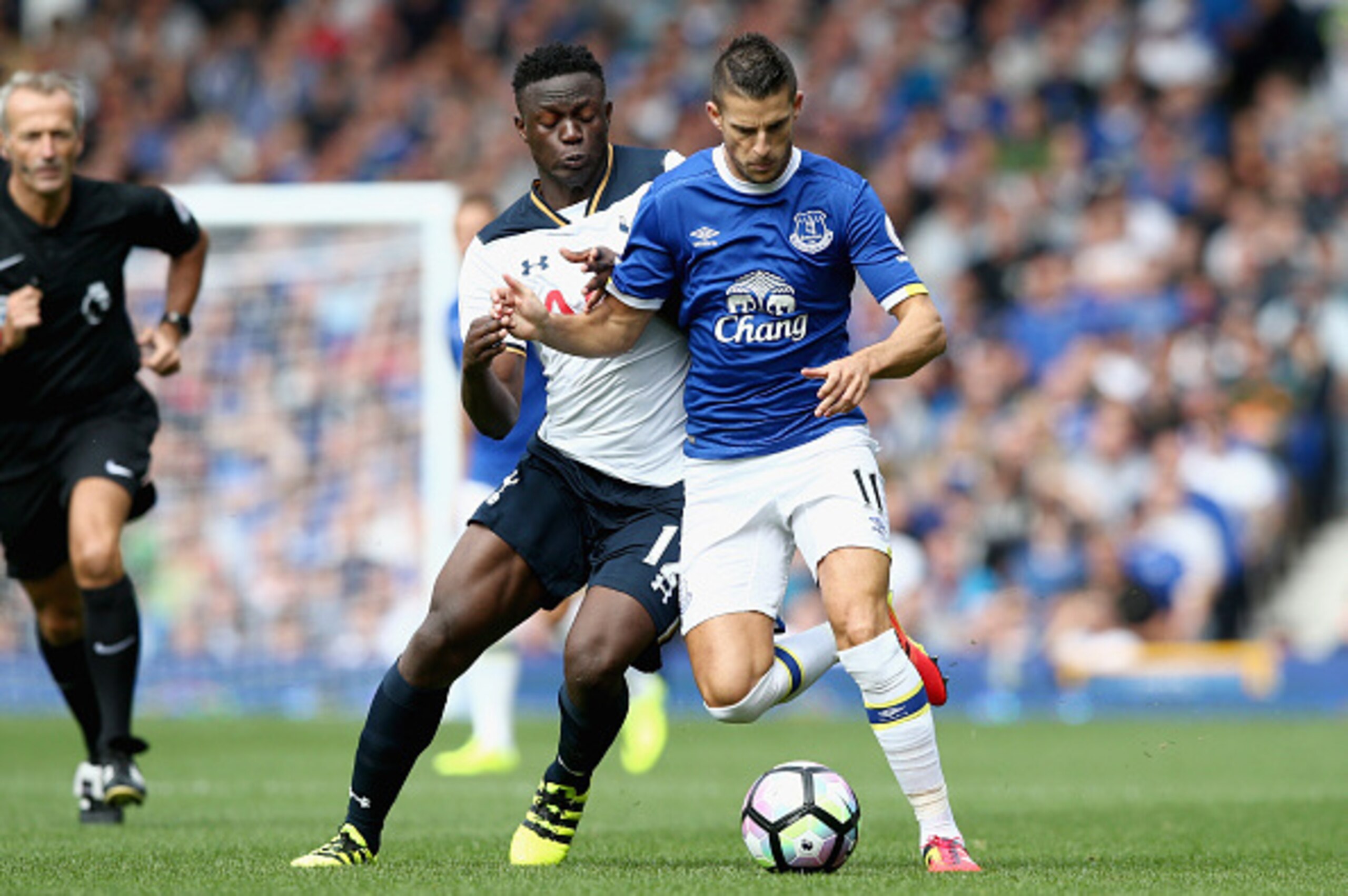 LIVERPOOL, ENGLAND - AUGUST 13: Victor Wanyama of Tottenham Hotspur battle for possession with Kevin Mirallas of Everton during the Premier League match between Everton and Tottenham Hotspur at Goodison Park on August 13, 2016 in Liverpool, England.  (Pho