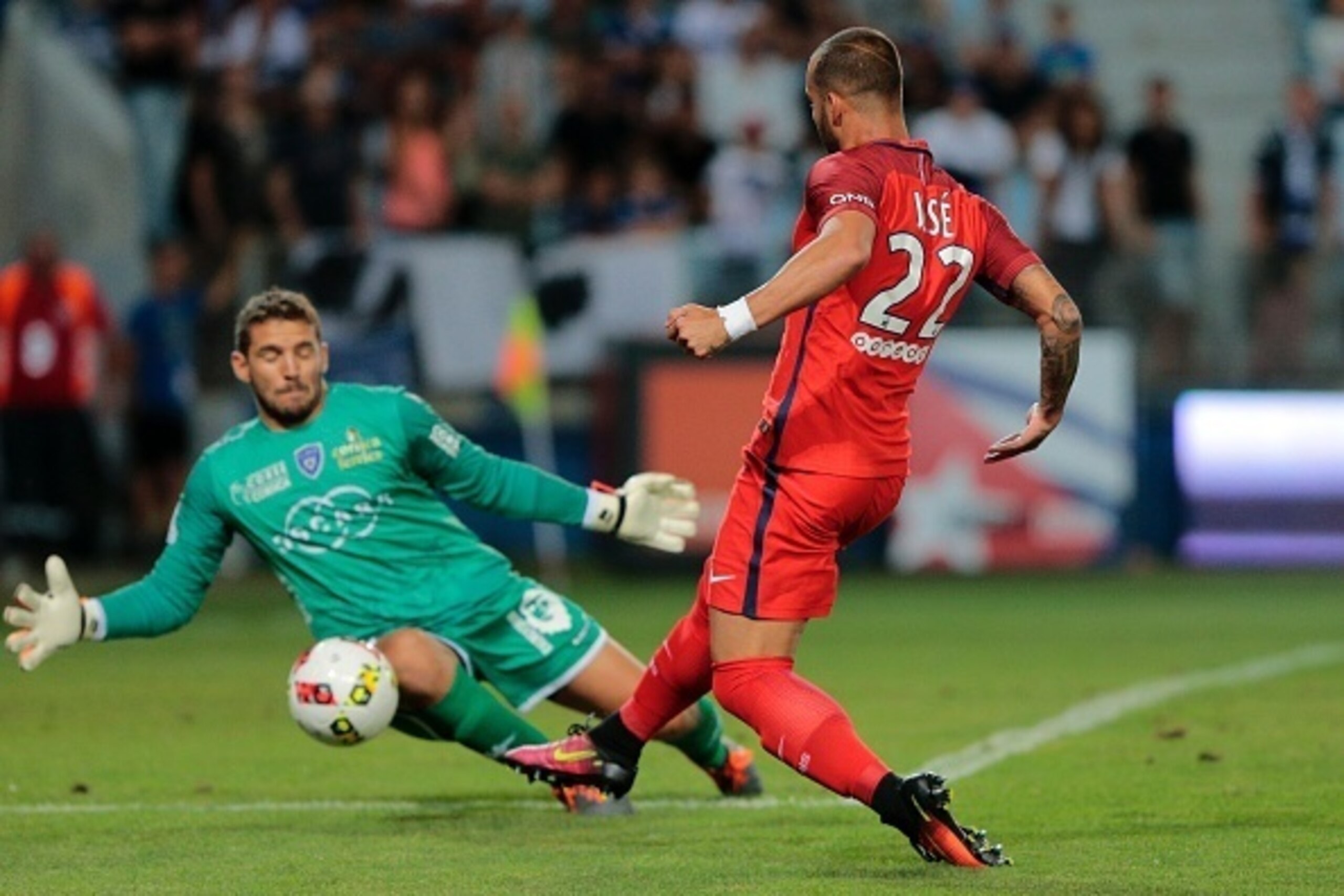 Paris Saint-Germain's Spanish forward Jese Rodriguez Ruiz (R) tries to score during the French Ligue 1 footbal match Bastia (SCB) against Paris Saint Germain (PSG) on August 12, 2016 at the Armand Cesari stadium in Bastia on the French Mediterranean islan