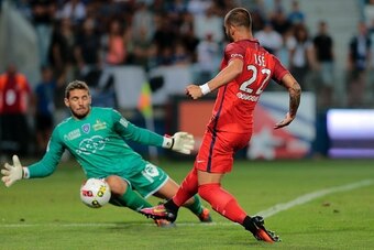 Paris Saint-Germain's Spanish forward Jese Rodriguez Ruiz (R) tries to score during the French Ligue 1 footbal match Bastia (SCB) against Paris Saint Germain (PSG) on August 12, 2016 at the Armand Cesari stadium in Bastia on the French Mediterranean islan Paris Saint-Germain's Spanish forward Jese Rodriguez Ruiz (R) tries to score during the French Ligue 1 footbal match Bastia (SCB) against Paris Saint Germain (PSG) on August 12, 2016 at the Armand Cesari stadium in Bastia on the French Mediterranean islan