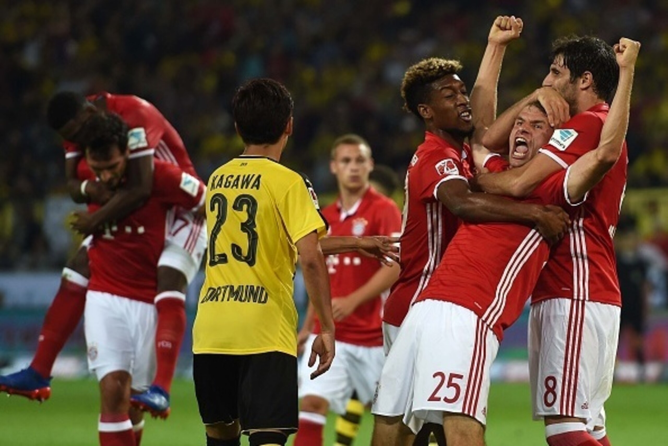Bayern Munich's midfielder Thomas Mueller (2ndr)and his teammates celebrate during the German Super Cup football match final Borussia Dortmund vs FC Bayern Munich in Dortmund on August 14, 2016. / AFP / PATRIK STOLLARZ / RESTRICTIONS: DURING MATCH TIME: D Bayern Munich's midfielder Thomas Mueller (2ndr)and his teammates celebrate during the German Super Cup football match final Borussia Dortmund vs FC Bayern Munich in Dortmund on August 14, 2016. / AFP / PATRIK STOLLARZ / RESTRICTIONS: DURING MATCH TIME: D