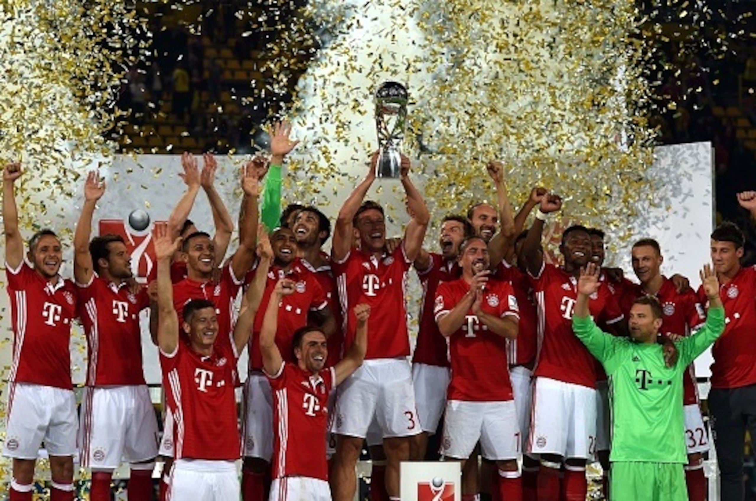 The players of FC Bayern Munich celebrate with the trophy after their 2-0 win during the German Super Cup football match final Borussia Dortmund vs FC Bayern Munich in Dortmund on August 14, 2016. / AFP / PATRIK STOLLARZ / RESTRICTIONS: DURING MATCH TIME: The players of FC Bayern Munich celebrate with the trophy after their 2-0 win during the German Super Cup football match final Borussia Dortmund vs FC Bayern Munich in Dortmund on August 14, 2016. / AFP / PATRIK STOLLARZ / RESTRICTIONS: DURING MATCH TIME:
