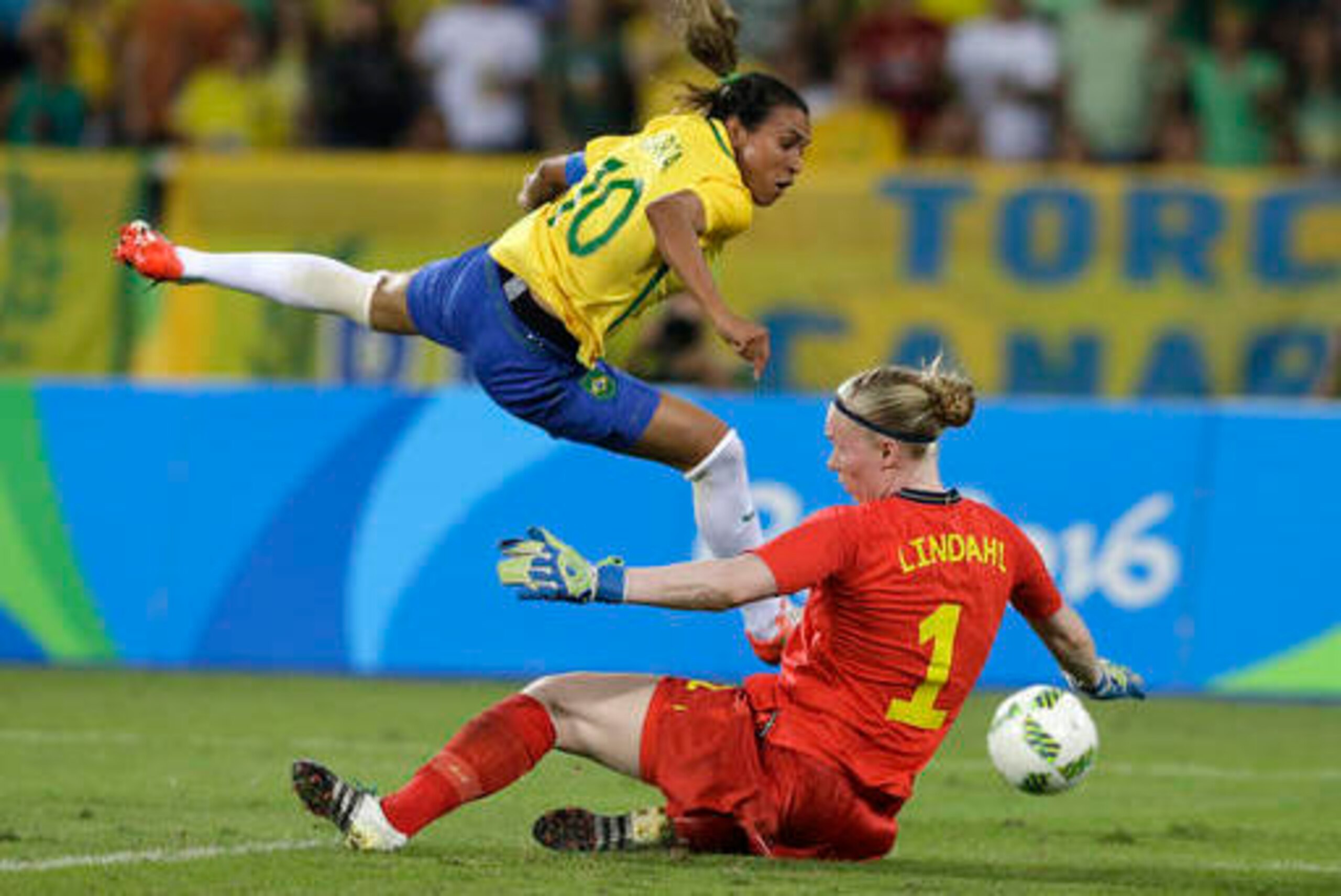 Marta taking on Sweden goalkeeper Lindahl.