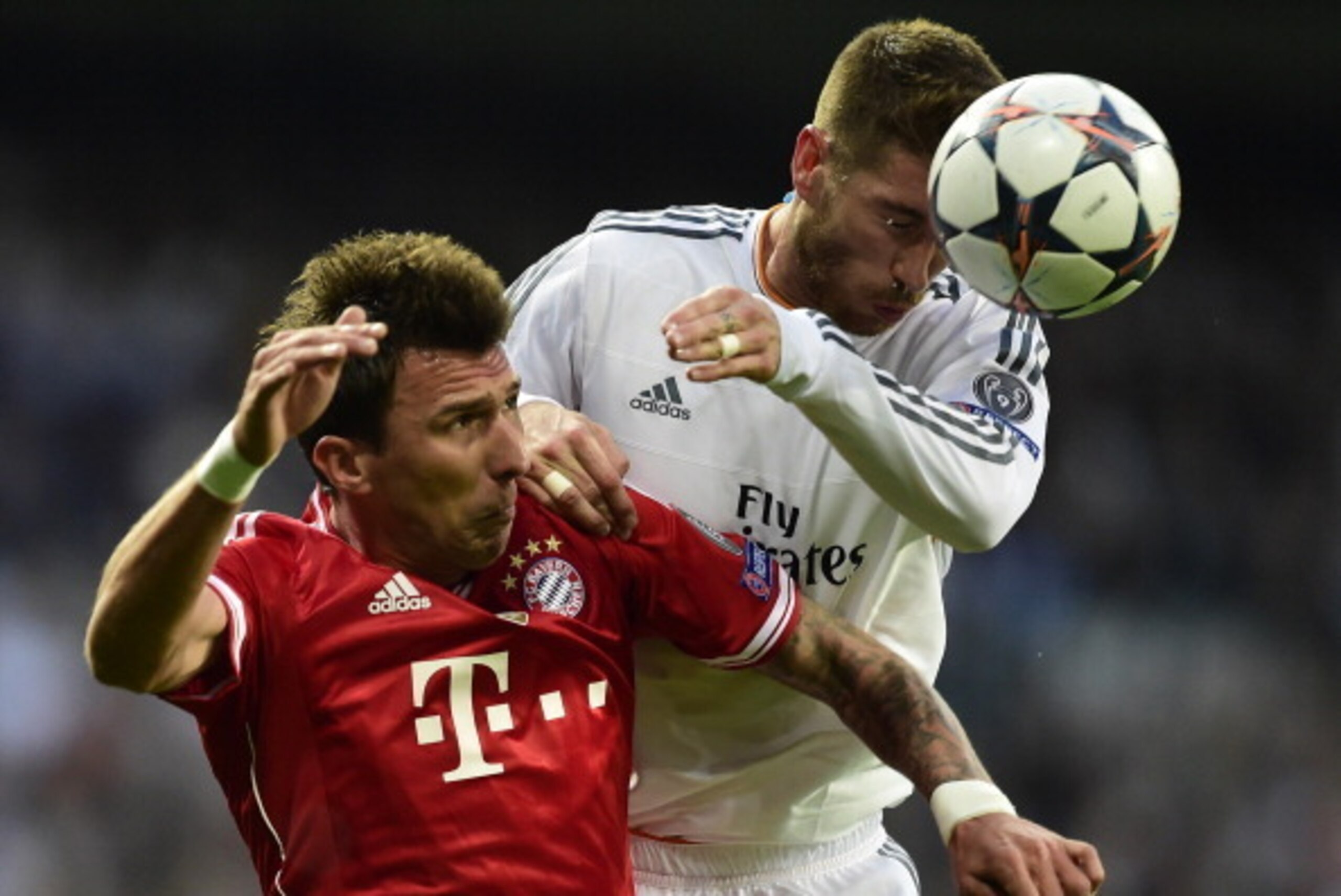 Bayern Munich's Croatian forward Mario Mandzukic (L) vies with Real Madrid's defender Sergio Ramos during the UEFA Champions League semifinal first leg football match Real Madrid CF vs FC Bayern Munchen at the Santiago Bernabeu stadium in Madrid on April 
