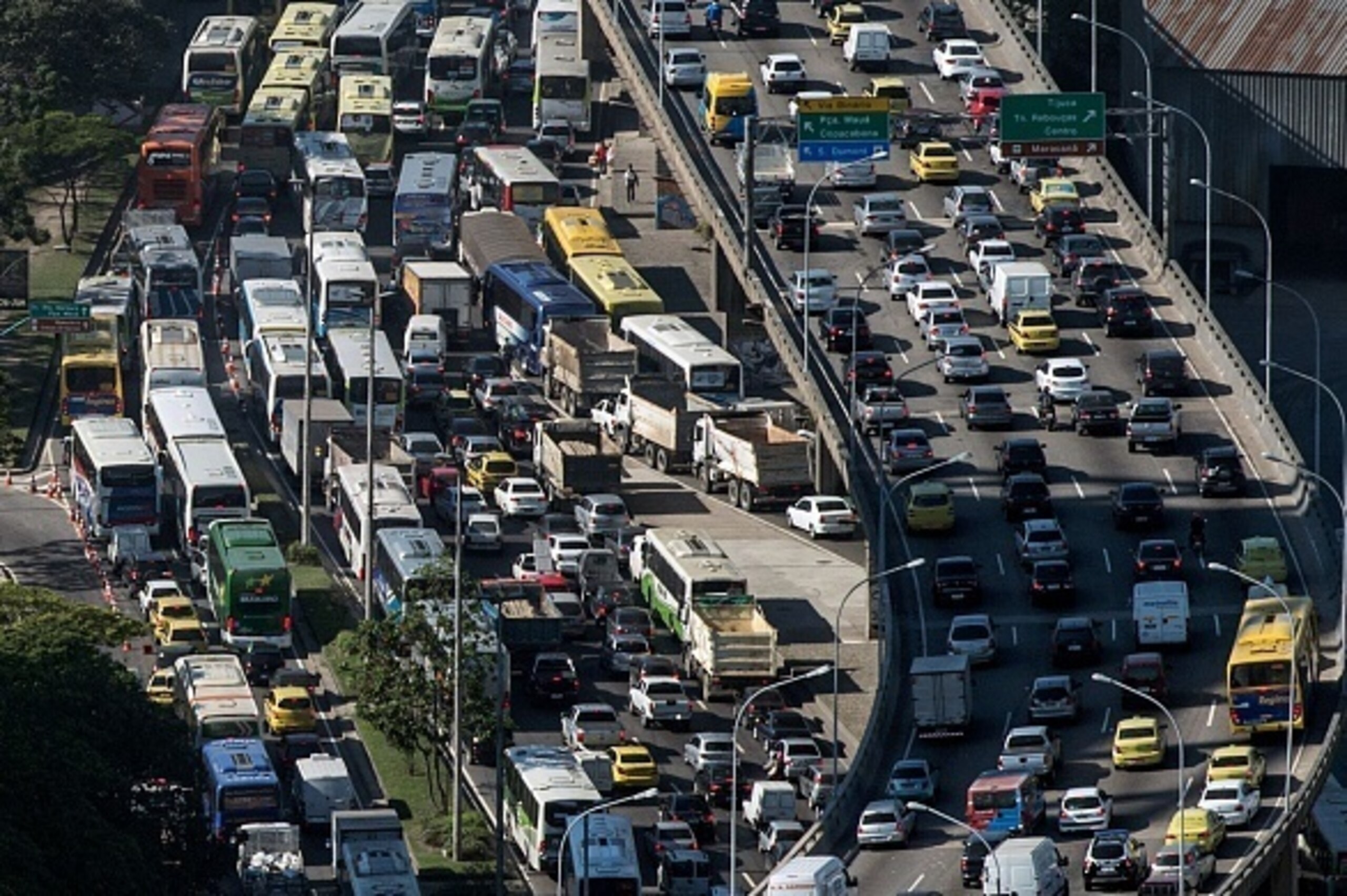 Aerial view of the traffic jam in Rio de Janeiro, Brazil, on June 28, 2014. AFP PHOTO / YASUYOSHI CHIBA / AFP / YASUYOSHI CHIBA        (Photo credit should read YASUYOSHI CHIBA/AFP/Getty Images)