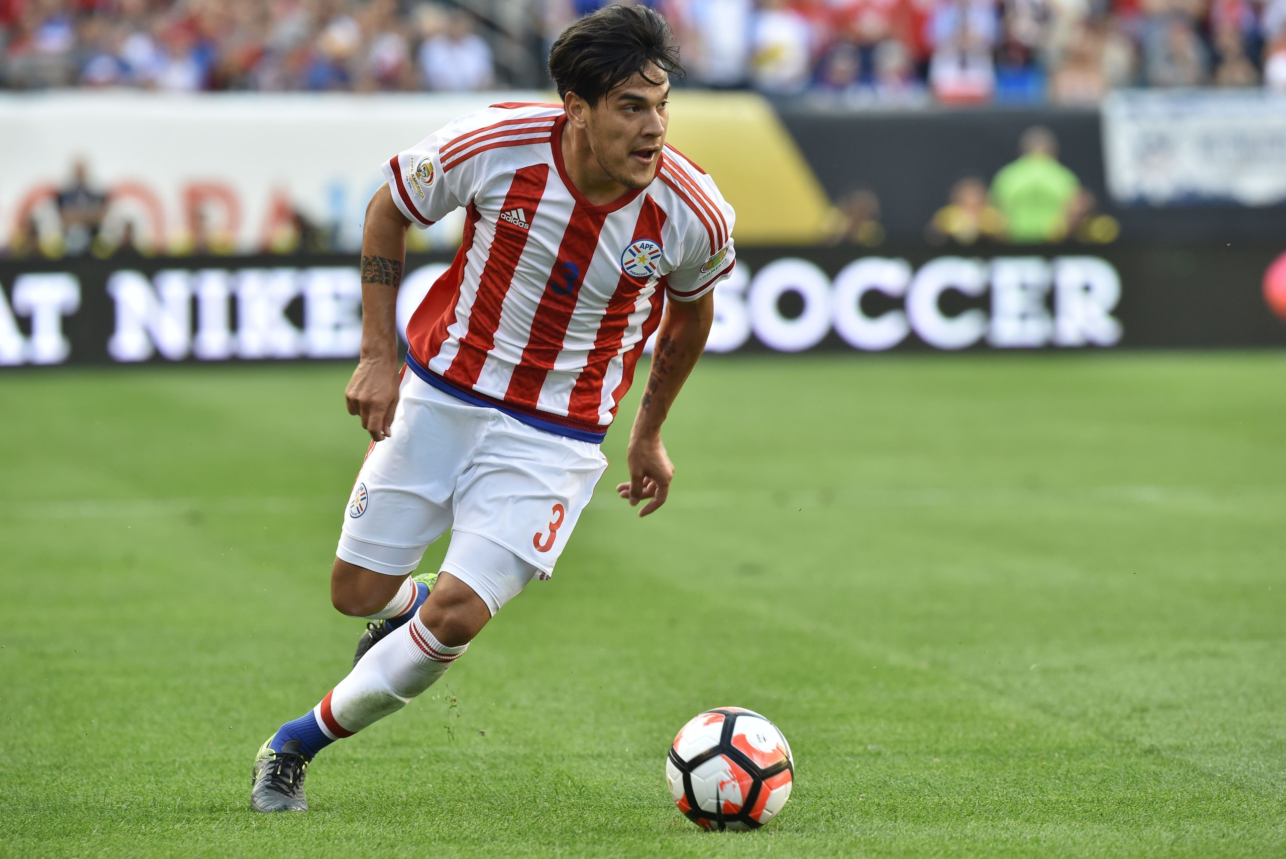Paraguay's Gustavo Raul Gomez drives the ball during the Copa America Centenario football tournament match against the United States in Philadelphia, Pennsylvania, United States, on June 11, 2016.  / AFP / NICHOLAS KAMM        (Photo credit should read NI