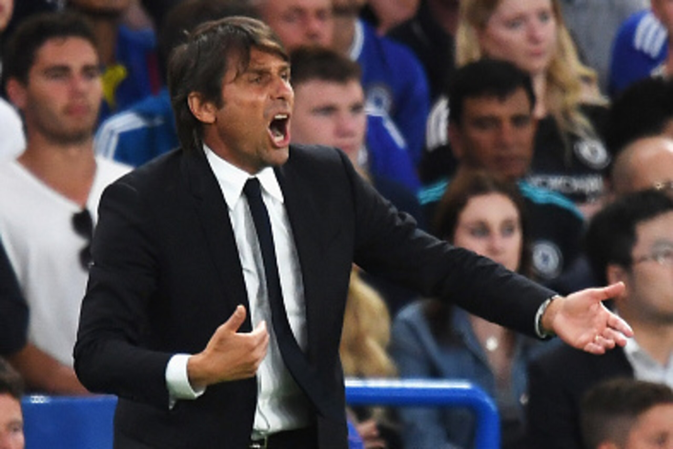 LONDON, ENGLAND - AUGUST 15:  Antonio Conte, Manager of Chelsea reacts during the Premier League match between Chelsea and West Ham United at Stamford Bridge on August 15, 2016 in London, England.  (Photo by Mike Hewitt/Getty Images)