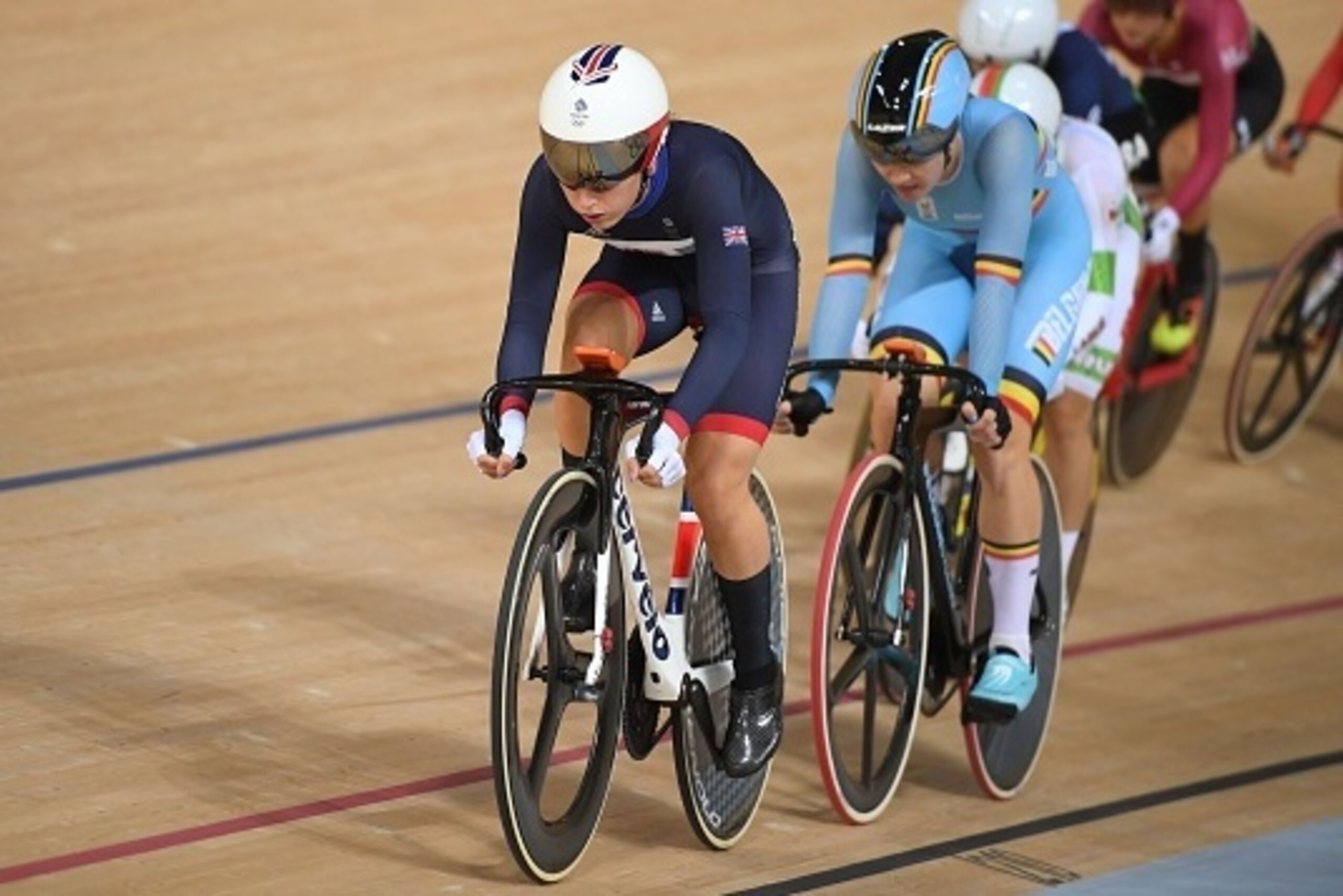 Britain's Laura Trott (L) leads the pack as she competes in the Women's Omnium Elimination race track cycling event at the Velodrome during the Rio 2016 Olympic Games in Rio de Janeiro on August 15, 2016. / AFP / Eric FEFERBERG        (Photo credit should