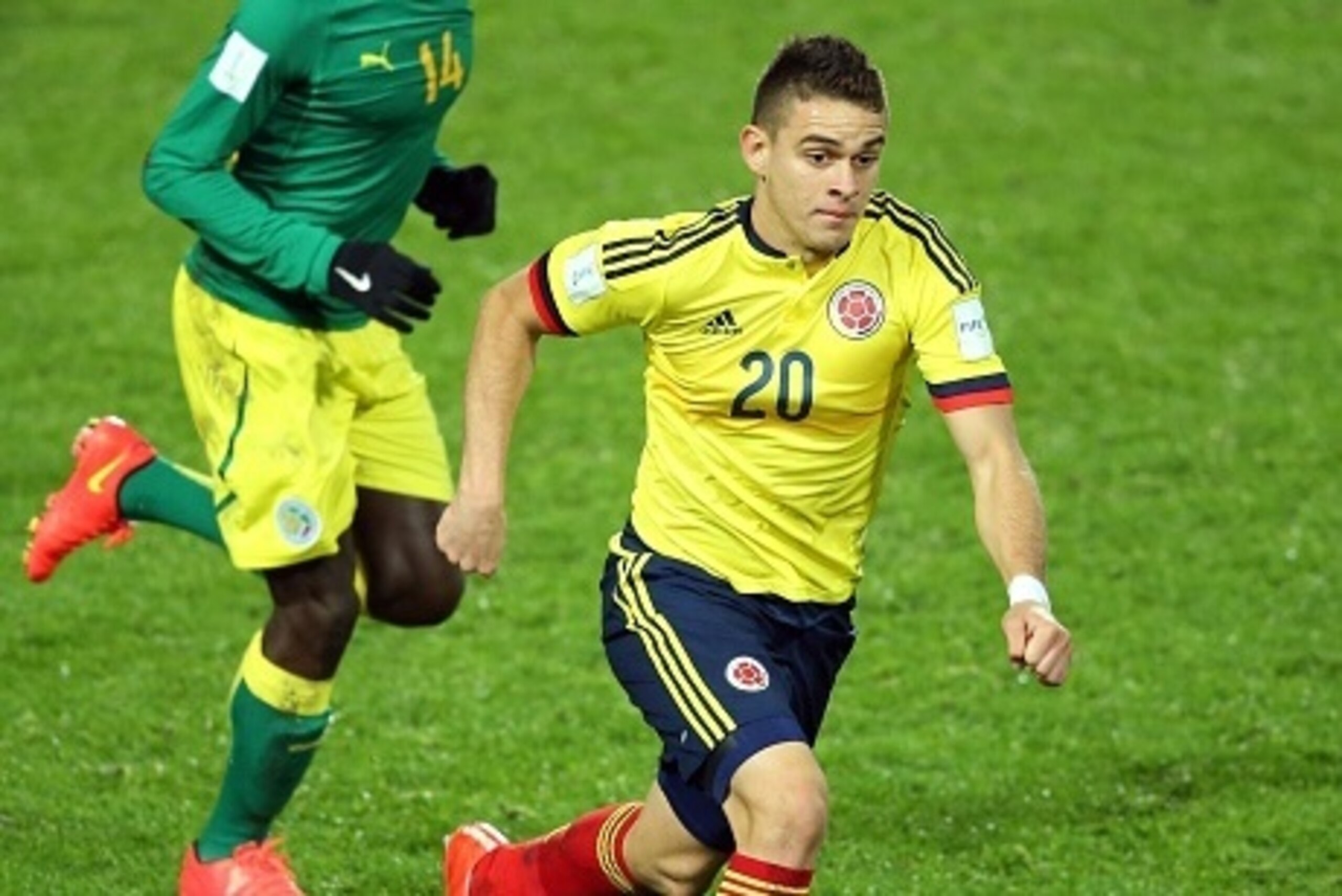 Moussa Kone (L) of Senegal runs after Santos Borre (R) of Colombia during the FIFA Under-20 World Cup football match between Colombia and Senegal in Hamilton on June 3, 2015.    AFP PHOTO / Michael Bradley        (Photo credit should read MICHAEL BRADLEY/