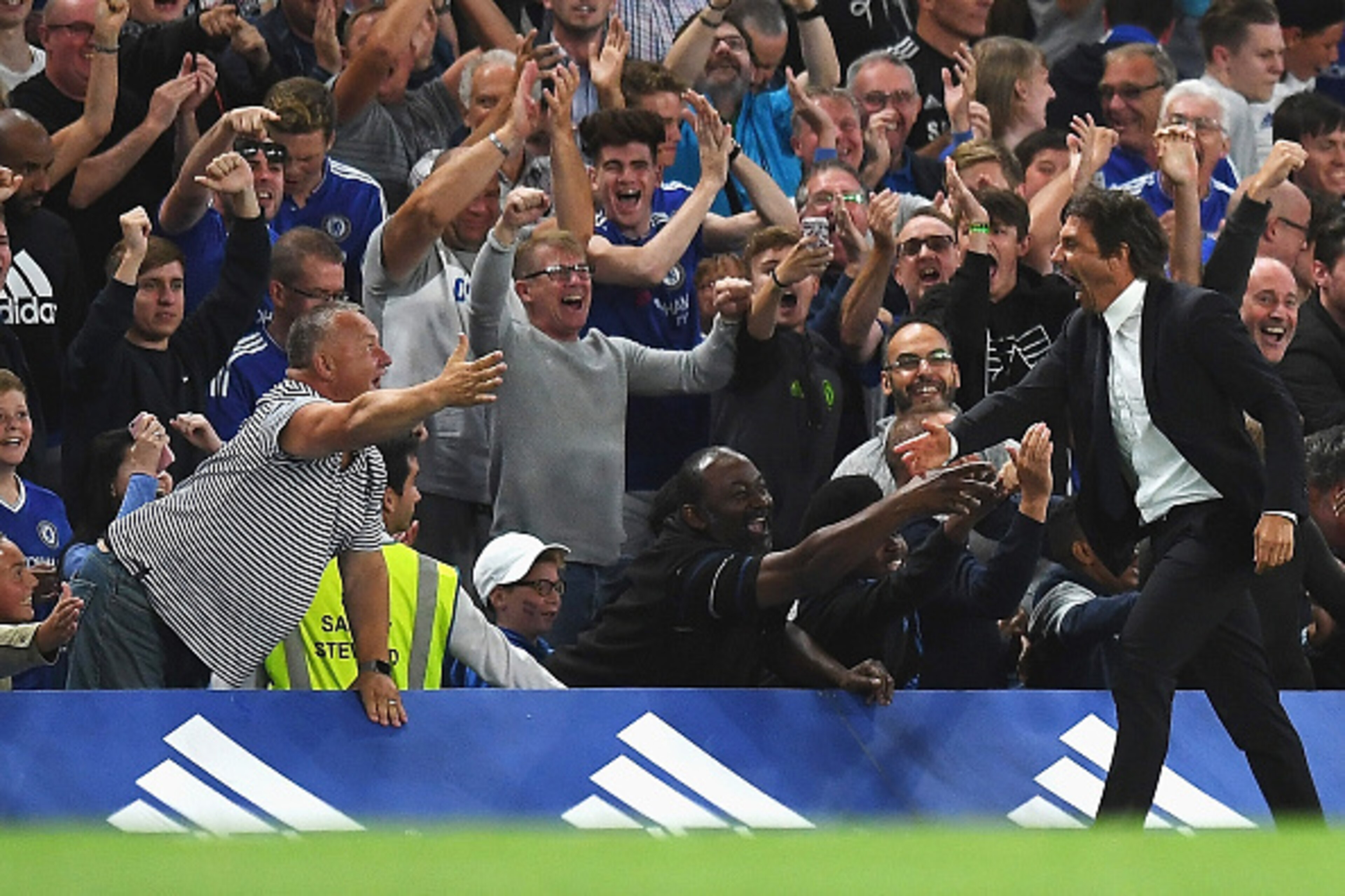 LONDON, ENGLAND - AUGUST 15:  Antonio Conte, Manager of Chelsea celebrates the goal scored by Diego Costa of Chelsea during the Premier League match between Chelsea and West Ham United at Stamford Bridge on August 15, 2016 in London, England.  (Photo by M