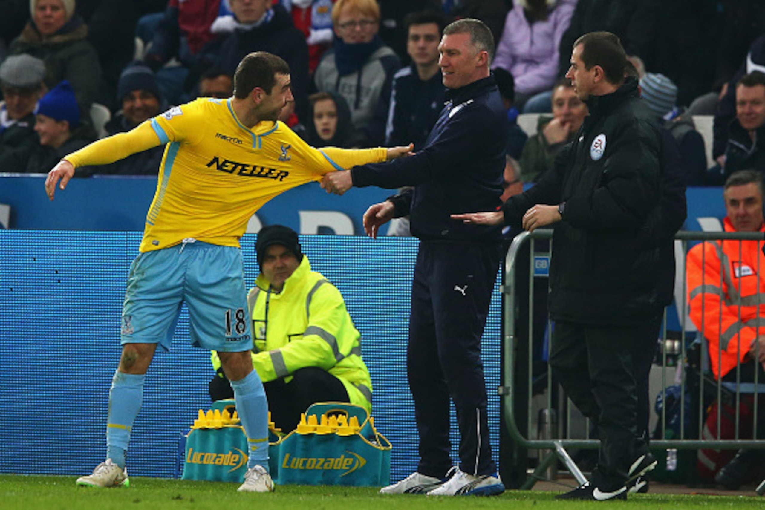 LEICESTER, ENGLAND - FEBRUARY 07:  Nigel Pearson, manager of Leicester City exchanges words with James McArthur of Crystal Palace during the Barclays Premier League match between Leicester City and Crystal Palace at the King Power Stadium on February 7, 2