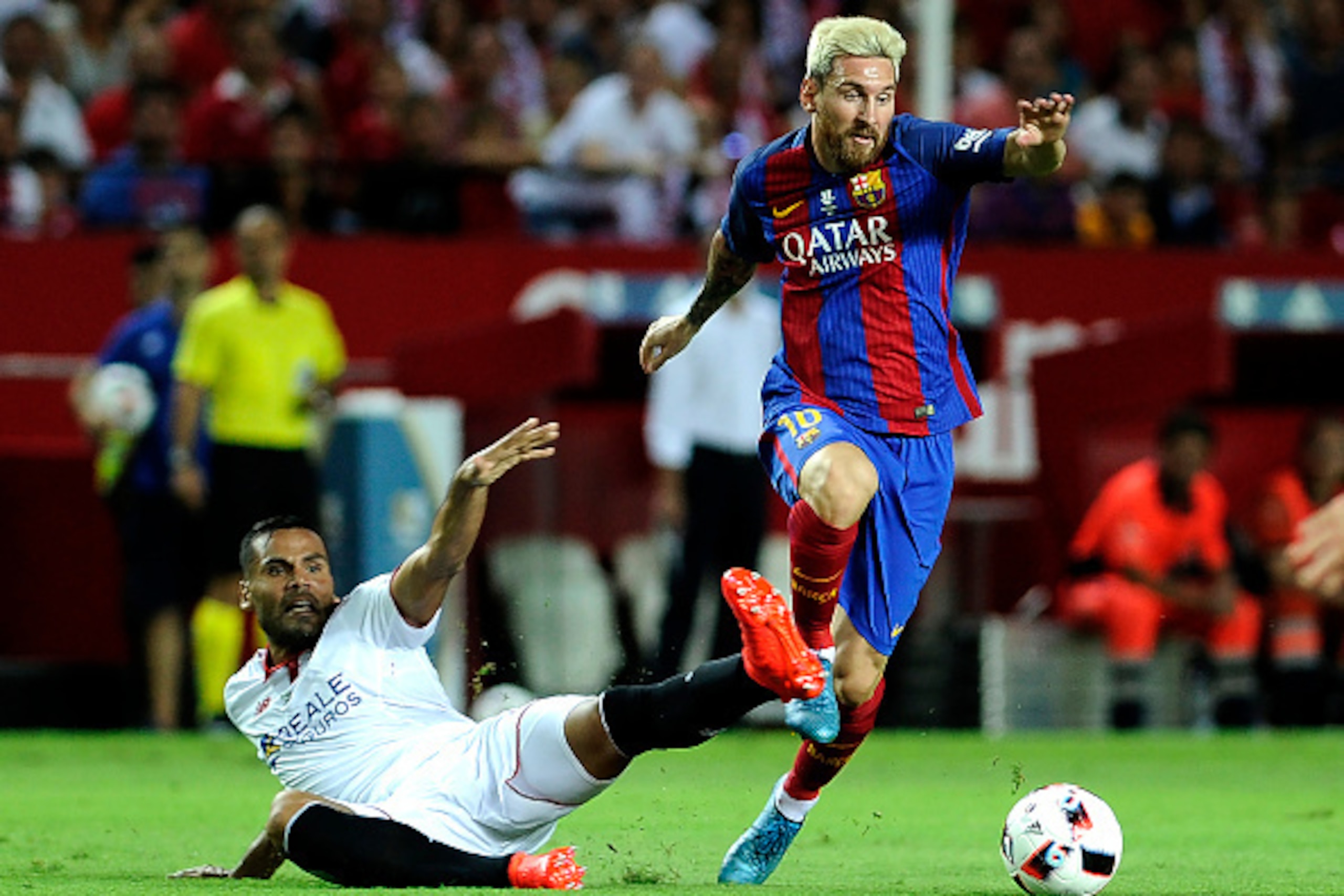 Barcelona's Argentinian forward Lionel Messi (R) vies with Sevilla's Argentinian defender Gabriel Mercado during the first leg of the Spanish Supercup football match between Sevilla FC and FC Barcelona at the Ramon Sanchez Pizjuan stadium in Sevilla on Au