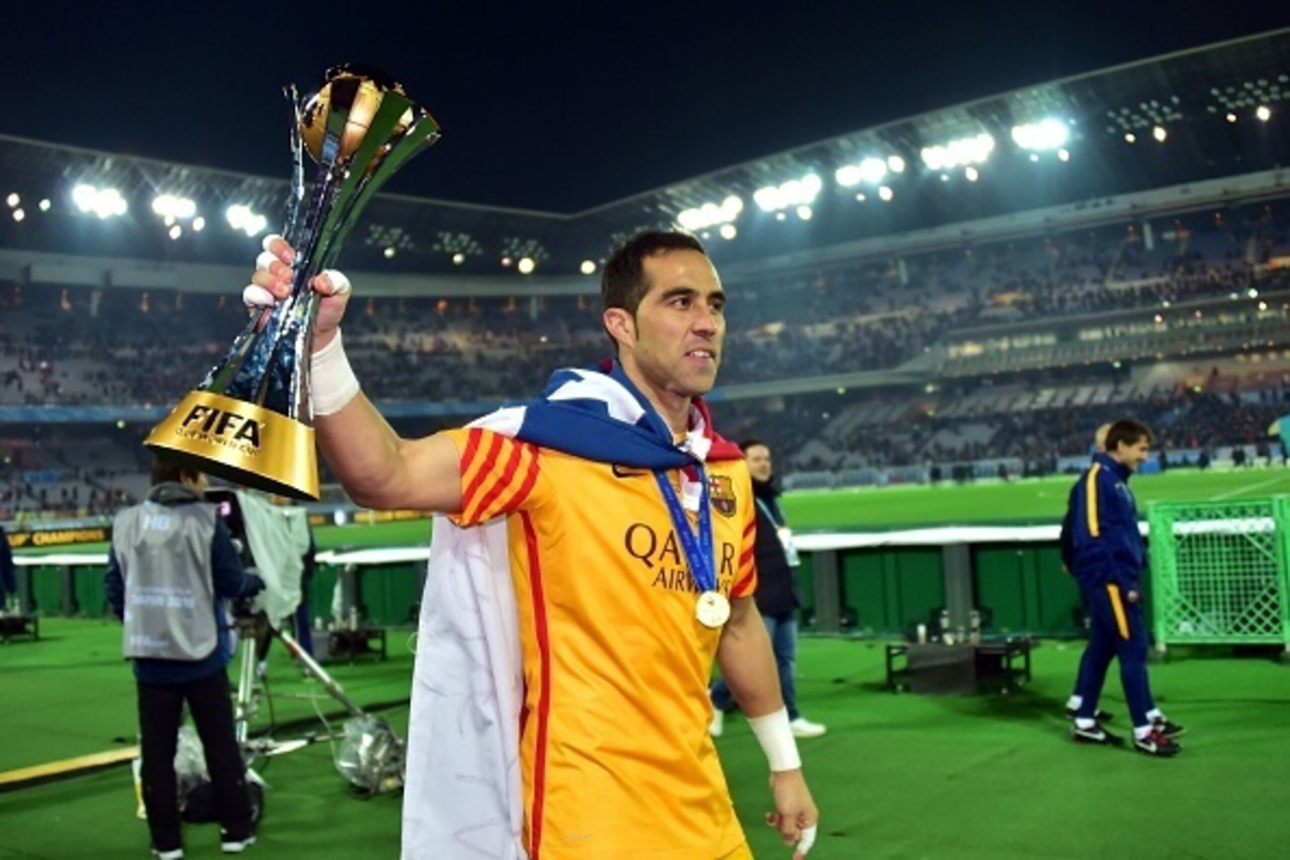 FC Barcelona goalkeeper Claudio Bravo raises the trophy of the FIFA Club World Cup as Barcelona won the FIFA Club World Cup in the final in Yokohama, suburban Tokyo on December 20, 2015. FC Barcelona defeated River Plate 3-0.   AFP PHOTO / Yoshikazu TSUNO