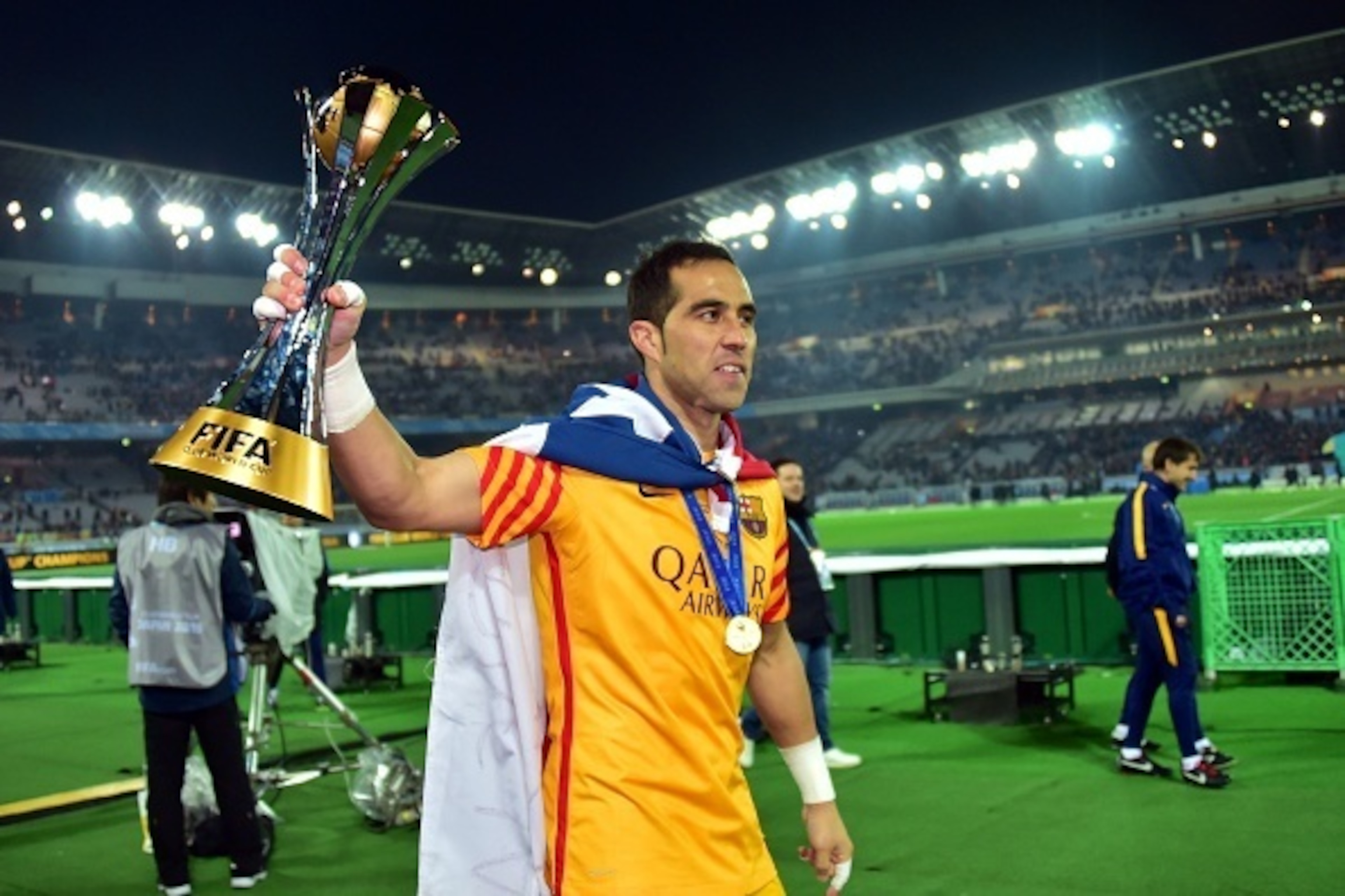 FC Barcelona goalkeeper Claudio Bravo raises the trophy of the FIFA Club World Cup as Barcelona won the FIFA Club World Cup in the final in Yokohama, suburban Tokyo on December 20, 2015. FC Barcelona defeated River Plate 3-0.   AFP PHOTO / Yoshikazu TSUNO