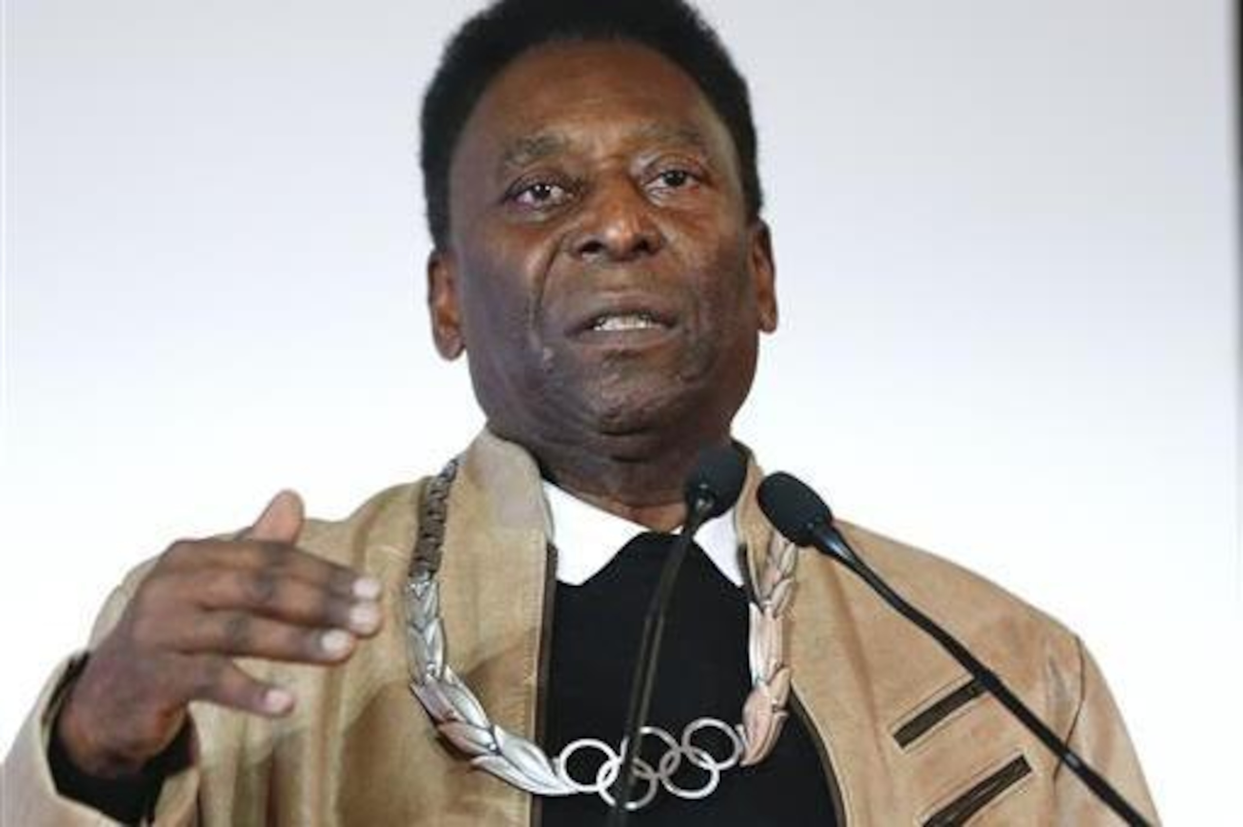 Pele could be available for the final ceremony.