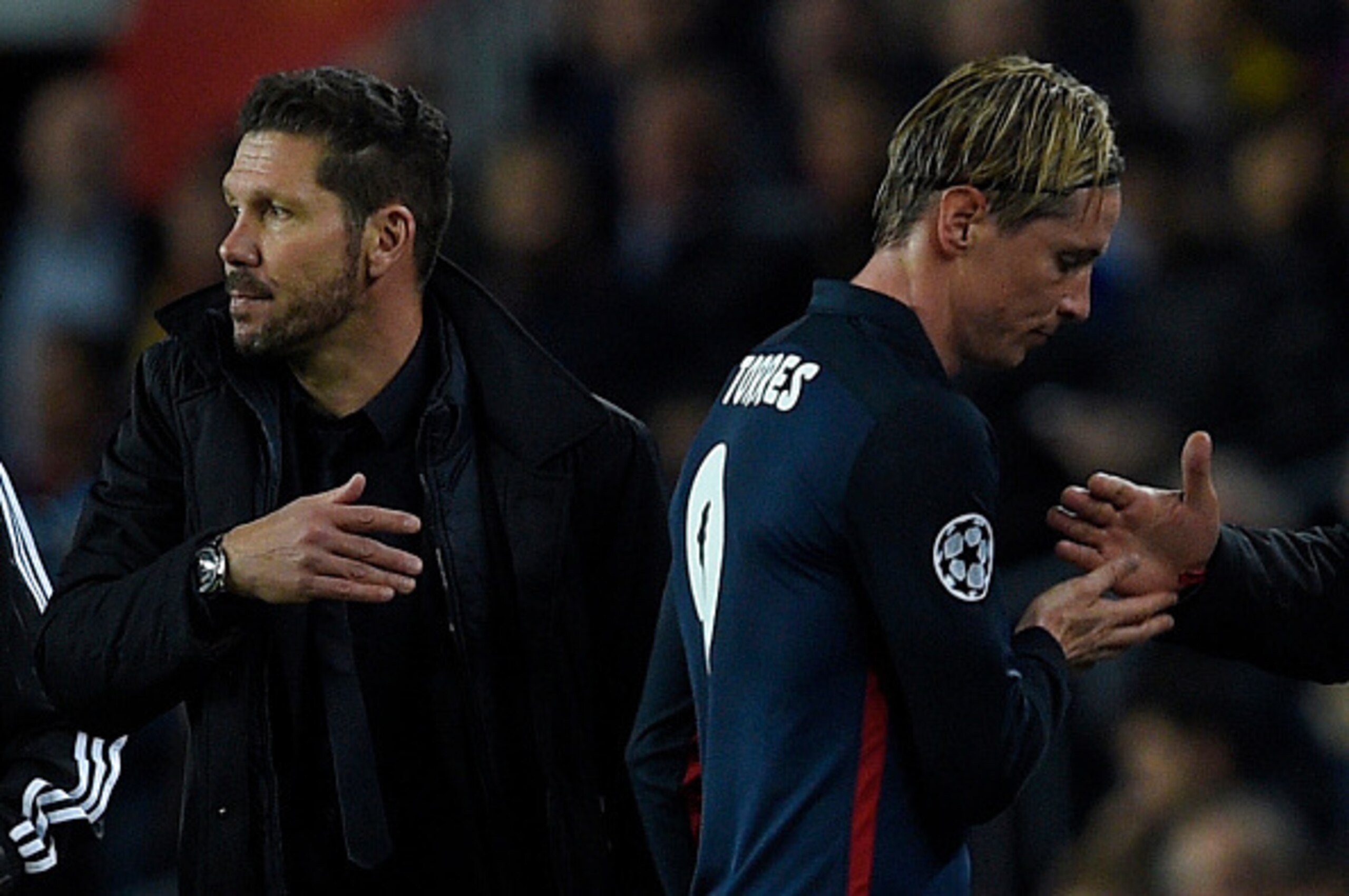 Atletico Madrid's forward Fernando Torres (R) passes by Atletico Madrid's Argentinian coach Diego Simeone as he leaves the pitch after being sent off by referee during the UEFA Champions League quarter finals first leg football match FC Barcelona vs Atlet Atletico Madrid's forward Fernando Torres (R) passes by Atletico Madrid's Argentinian coach Diego Simeone as he leaves the pitch after being sent off by referee during the UEFA Champions League quarter finals first leg football match FC Barcelona vs Atlet