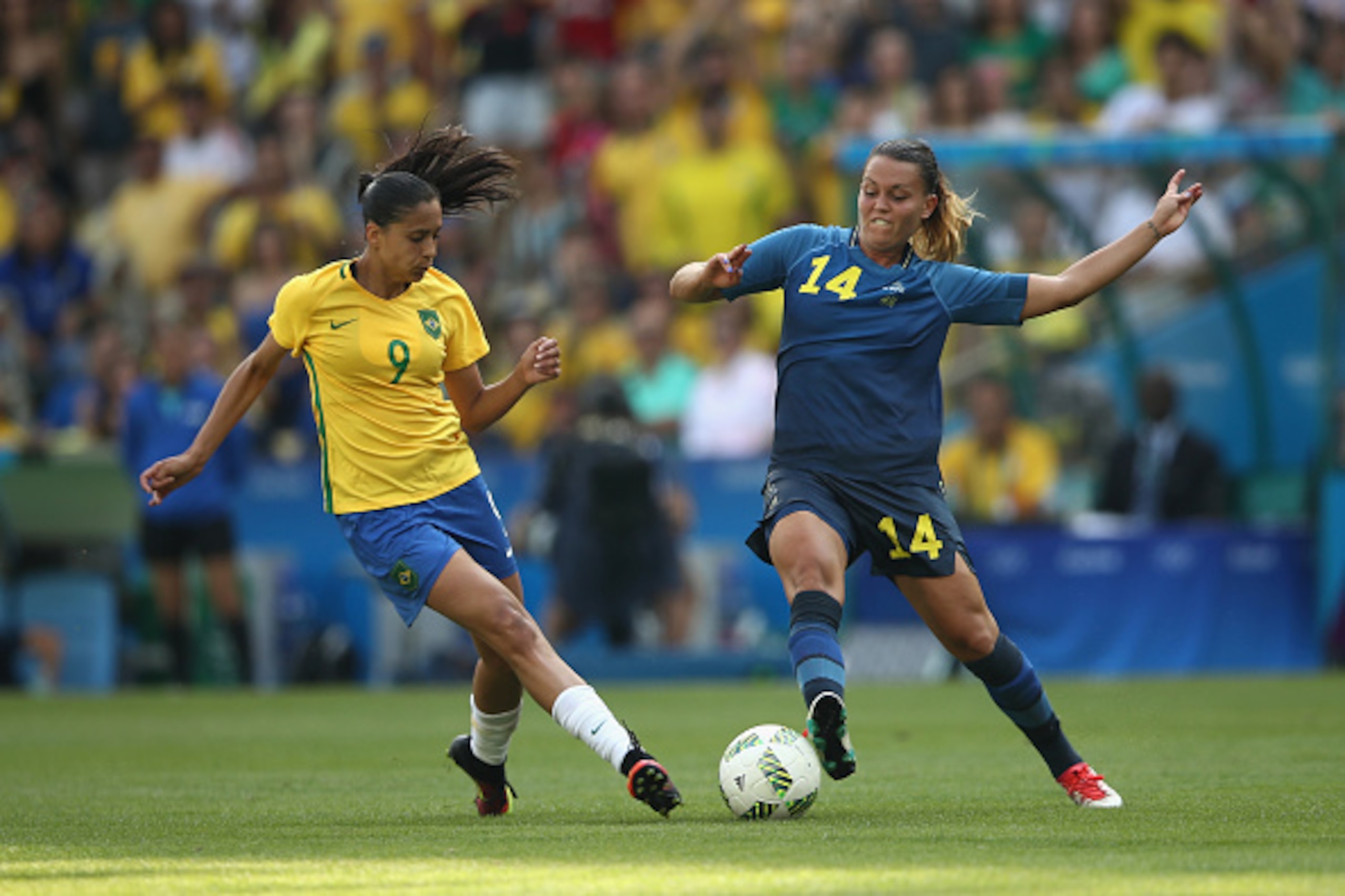 RIO DE JANEIRO, BRAZIL - AUGUST 16:  Emilia Appelqvist of Sweden (R) and Andressa Alves of Brazil compete for the ball during the Women's Football Semi Final between Brazil and Sweden on Day 11 of the Rio 2016 Olympic Games at Maracana Stadium on August 1