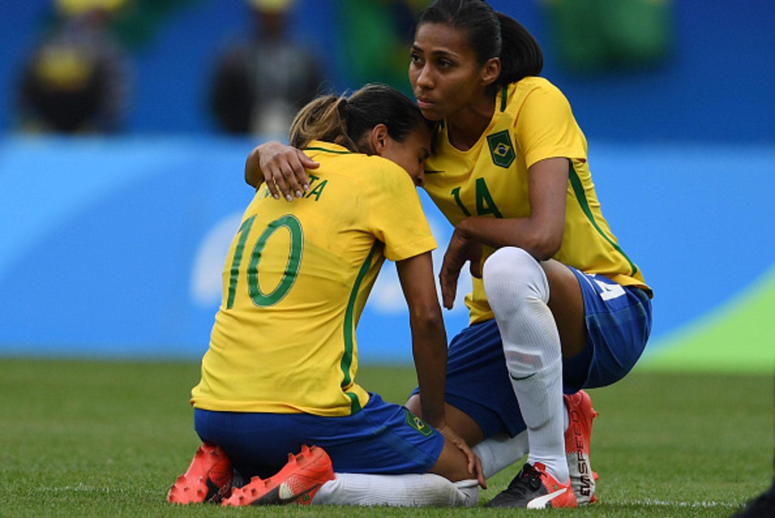 Brazil's player Bruna (R) comforts teammate Marta after losing to Sweden in their Rio 2016 Olympic Games Women's semi-final football match at the Maracana Stadium in Rio de Janeiro, Brazil, on August 16, 2016.                                   / AFP / VAN