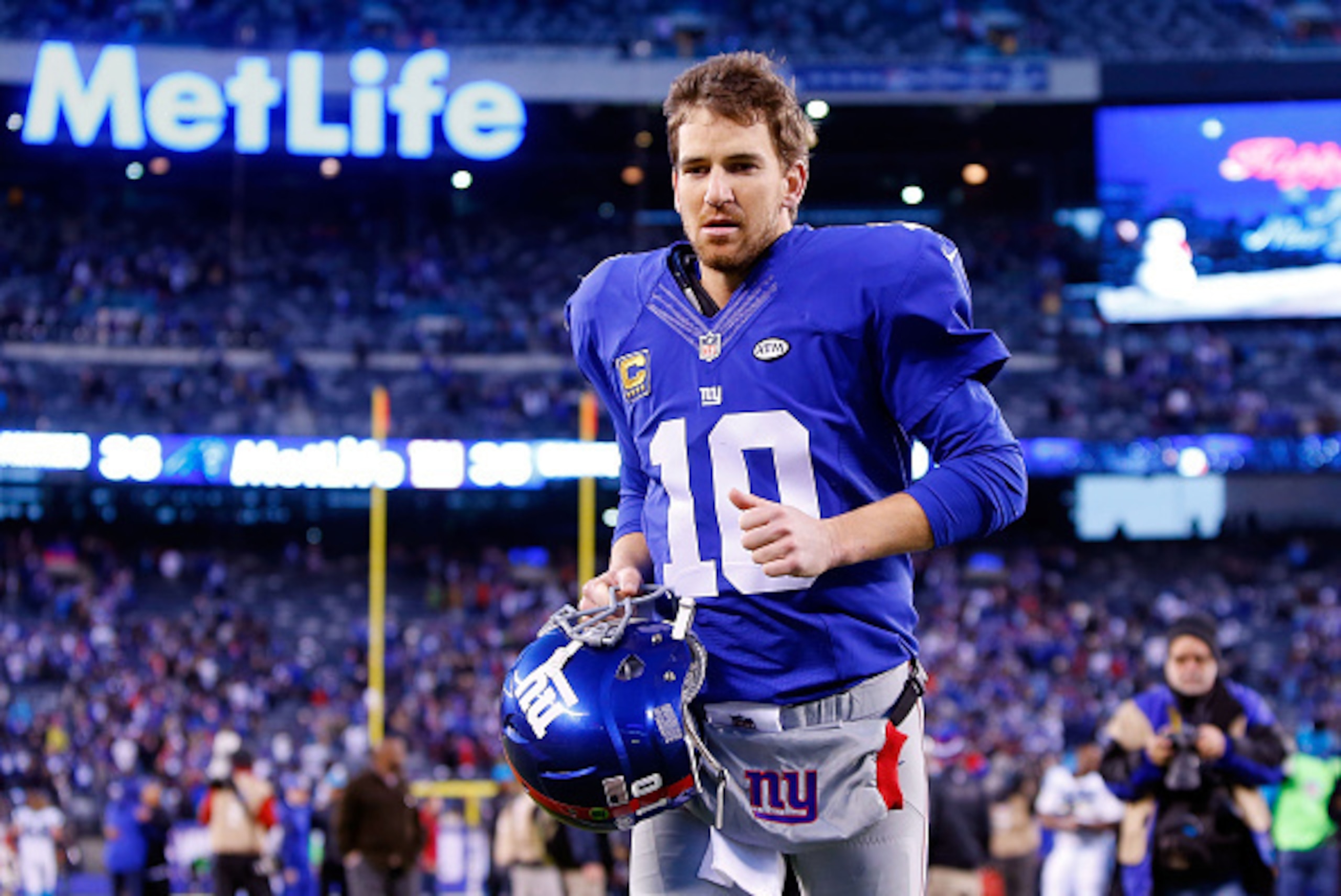 EAST RUTHERFORD, NJ - DECEMBER 20:  (NEW YORK DAILIES OUT)    Eli Manning #10 of the New York Giants in action against the Carolina Panthers on December 20, 2015 at MetLife Stadium in East Rutherford, New Jersey. The Panthers defeated the Giants 38-35.  (