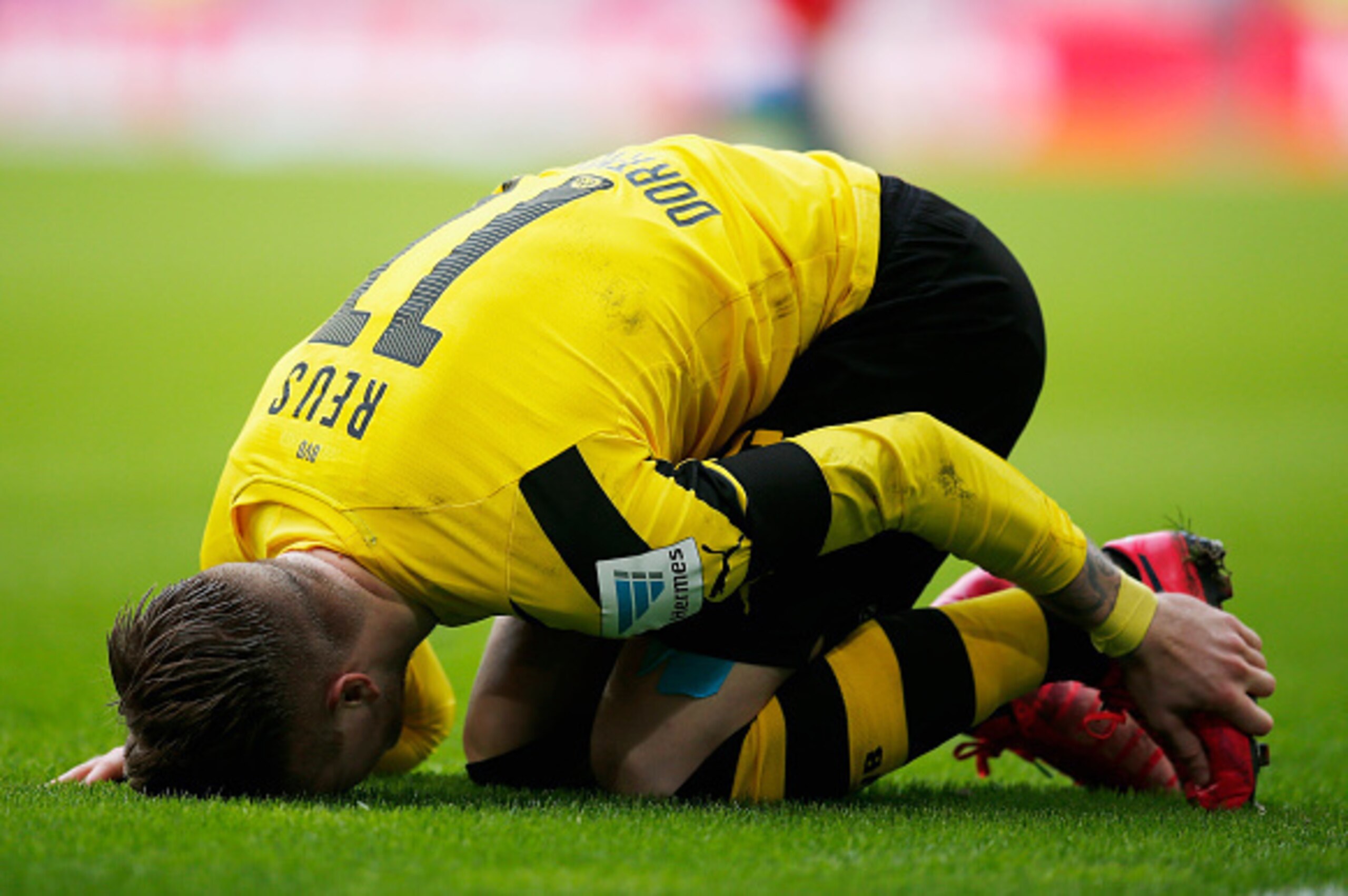 HAMBURG, GERMANY - MARCH 07:  Marco Reus of Dortmund takes an injury during the First Bundesliga match between Hamburger SV and Borussia Dortmund at Imtech Arena on March 7, 2015 in Hamburg, Germany.  (Photo by Boris Streubel/Getty Images)