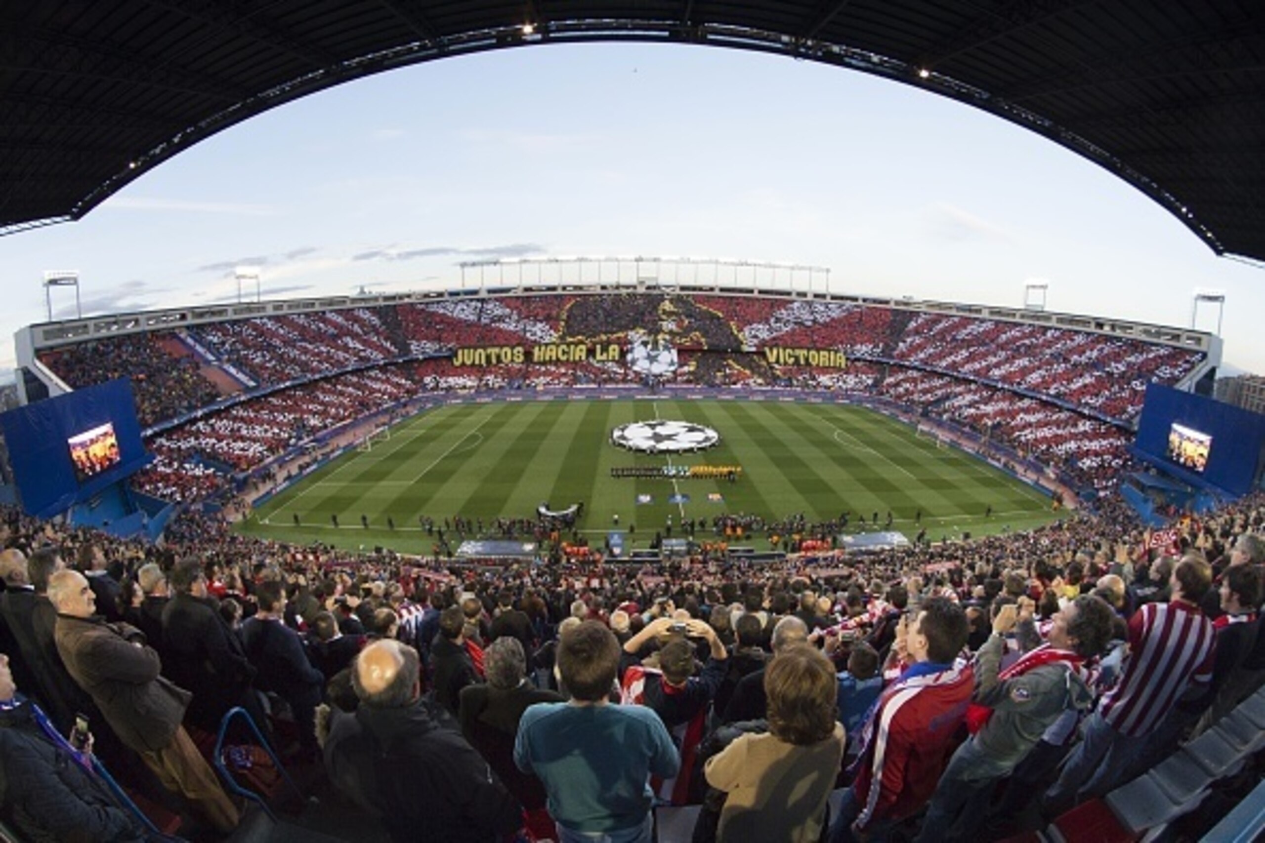 General view of the stadium before the UEFA Champions League quarter-finals second leg football match between Club Atletico de Madrid vs FC Barcelona at the Vicente Calderon stadium in Madrid on April 13, 2016. / AFP / CURTO DE LA TORRE        (Photo cred