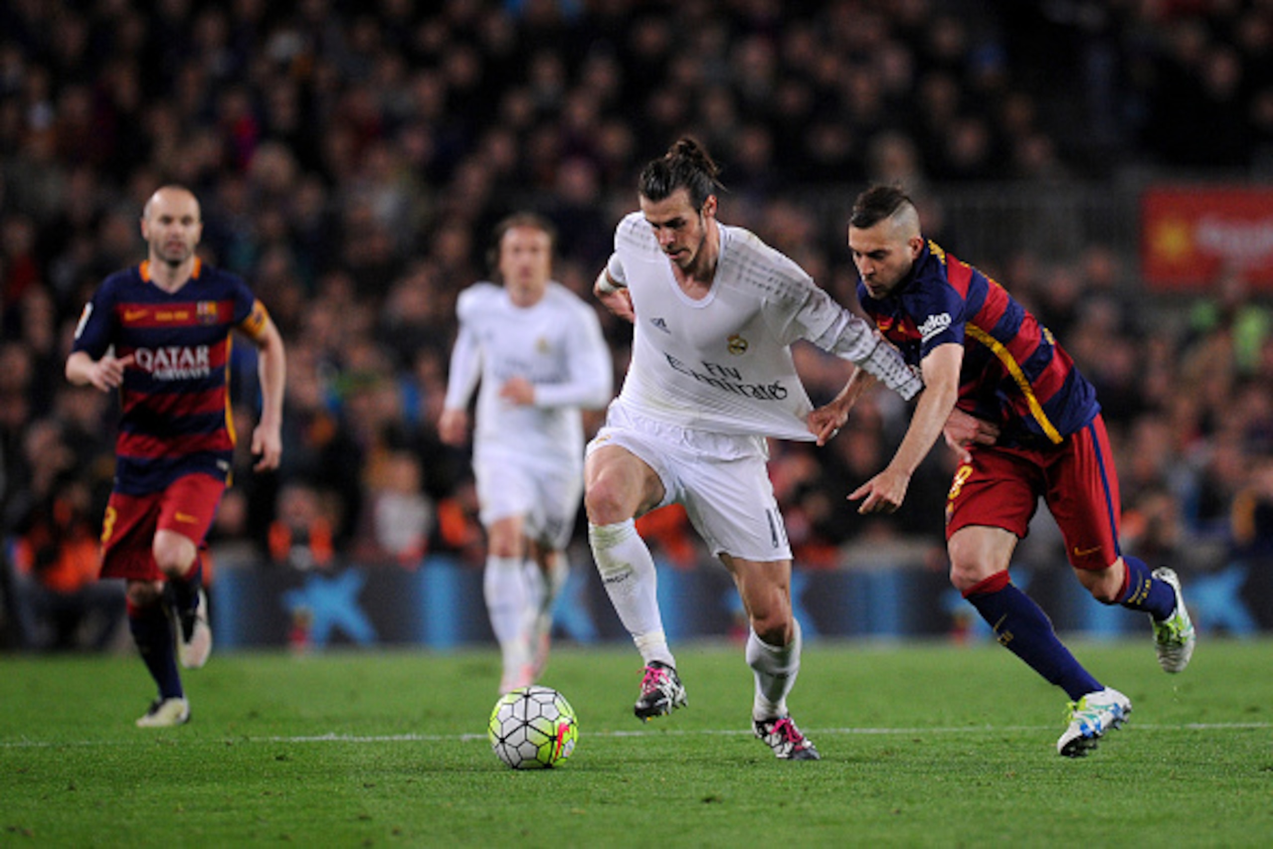 BARCELONA, SPAIN - APRIL 02:  Gareth Bale of Real Madrid CF battles for the ball with Jordi Alba of FC Barcelona during the La Liga match between FC Barcelona and Real Madrid CF at Camp Nou on April 2, 2016 in Barcelona, Spain.  (Photo by Alex Caparros/Ge