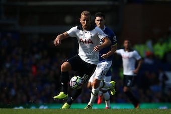 LIVERPOOL, ENGLAND - AUGUST 13:  Harry Kane of Tottenham Hotspur controls the ball from Gareth Barry of Everton during the Premier League match between Everton and Tottenham Hotspur  at Goodison Park on August 13, 2016 in Liverpool, England.  (Photo by Ja