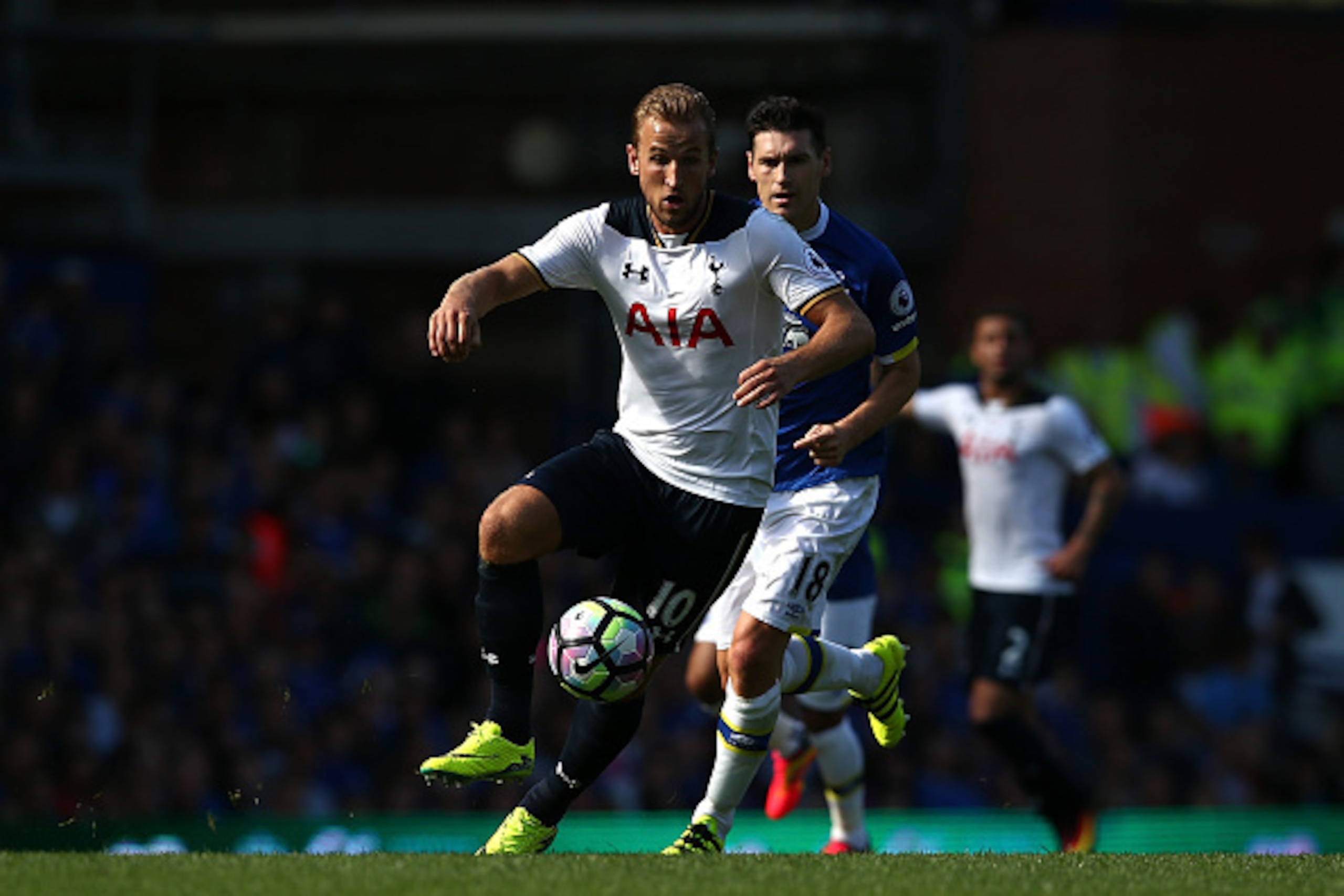 LIVERPOOL, ENGLAND - AUGUST 13:  Harry Kane of Tottenham Hotspur controls the ball from Gareth Barry of Everton during the Premier League match between Everton and Tottenham Hotspur  at Goodison Park on August 13, 2016 in Liverpool, England.  (Photo by Ja