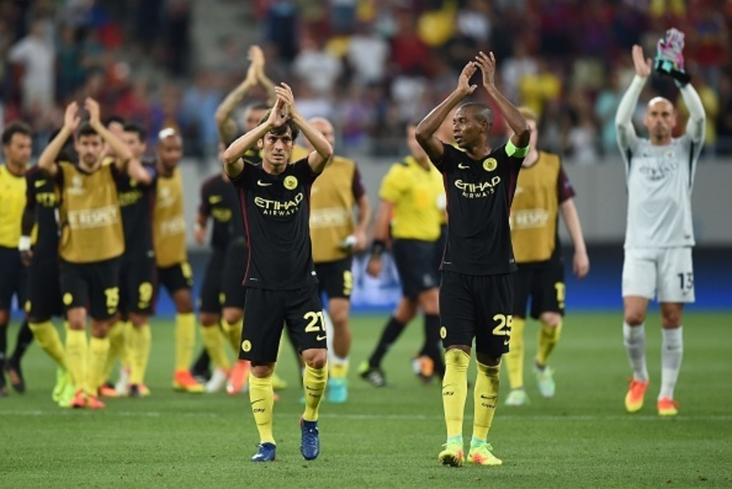 Manchester City's players celebrate victory after the UEFA Champions league first leg play-off football match between Steaua Bucharest and Manchester City at the National Arena stadium in Bucharest on August 16, 2016.  / AFP / DANIEL MIHAILESCU        (Ph