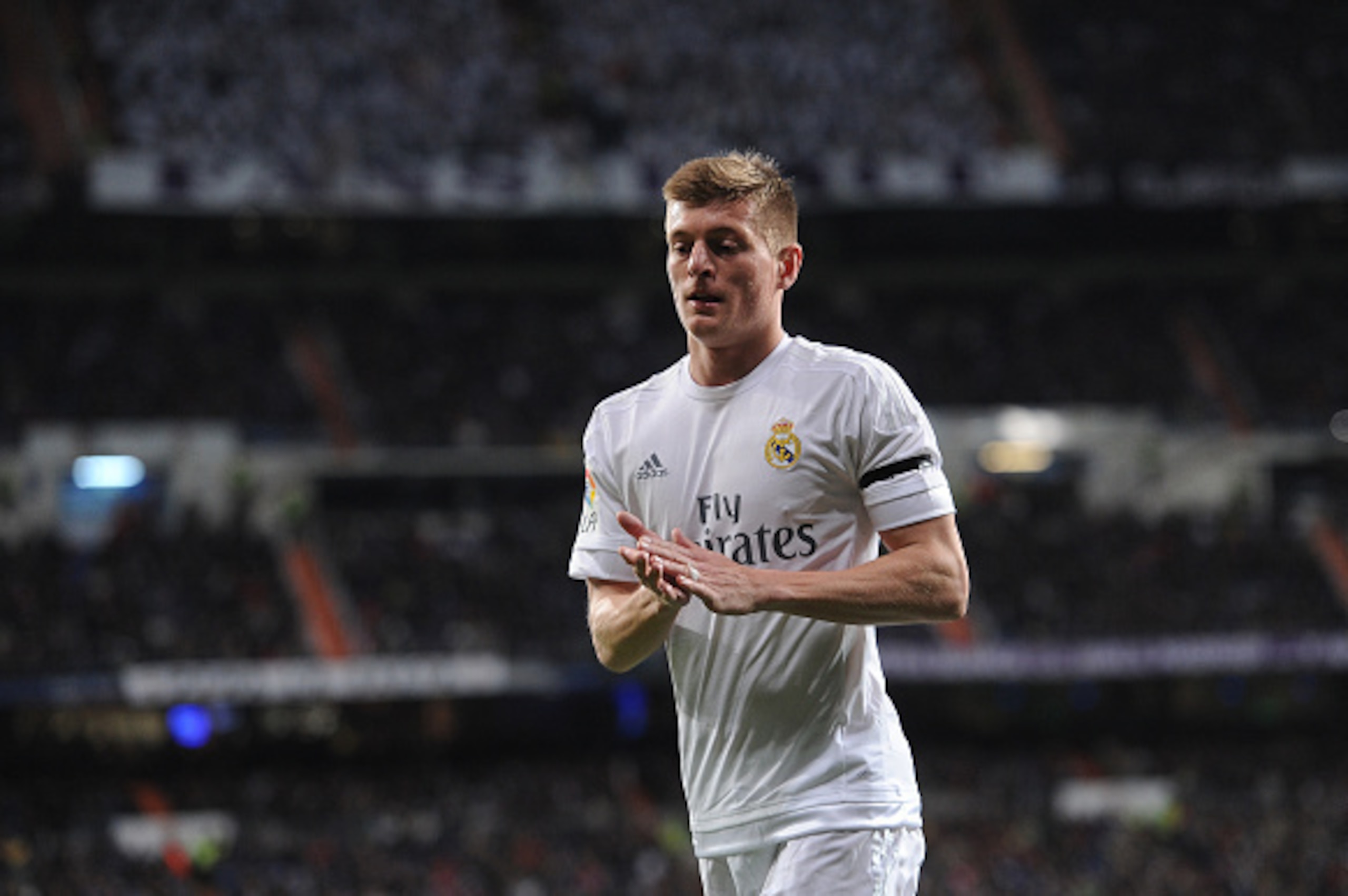MADRID, SPAIN - MARCH 20:  Toni Kroos  of Real Madrid applauds fans during the La Liga match between Real Madrid CF and Sevilla FC at Estadio Santiago Bernabeu on March 20, 2016 in Madrid, Spain.  (Photo by Denis Doyle/Getty Images)