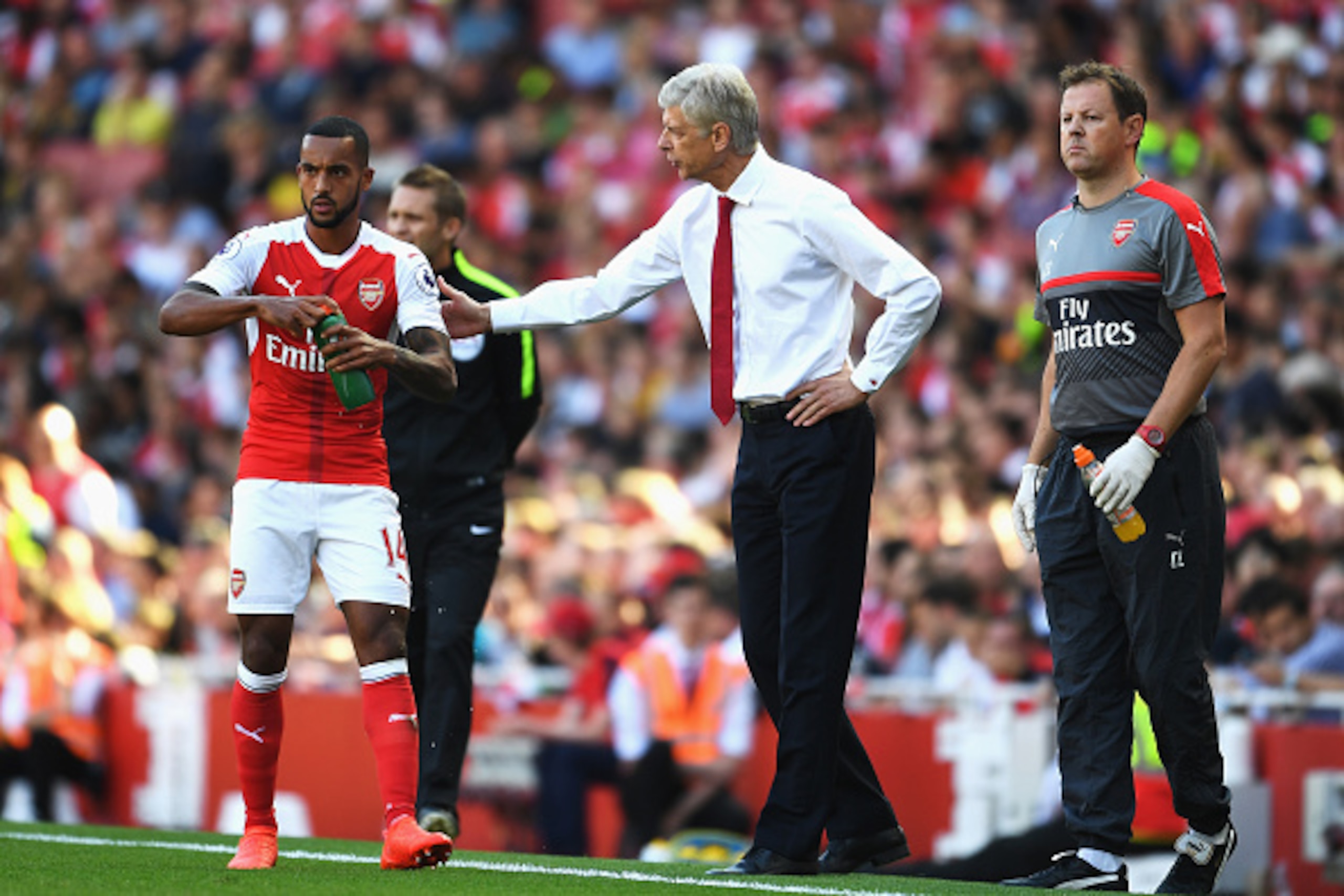 LONDON, ENGLAND - AUGUST 14:  Theo Walcott of Arsenal talks to Arsene Wenger, Manager of Arsenal during the Premier League match between Arsenal and Liverpool at Emirates Stadium on August 14, 2016 in London, England.  (Photo by Mike Hewitt/Getty Images)