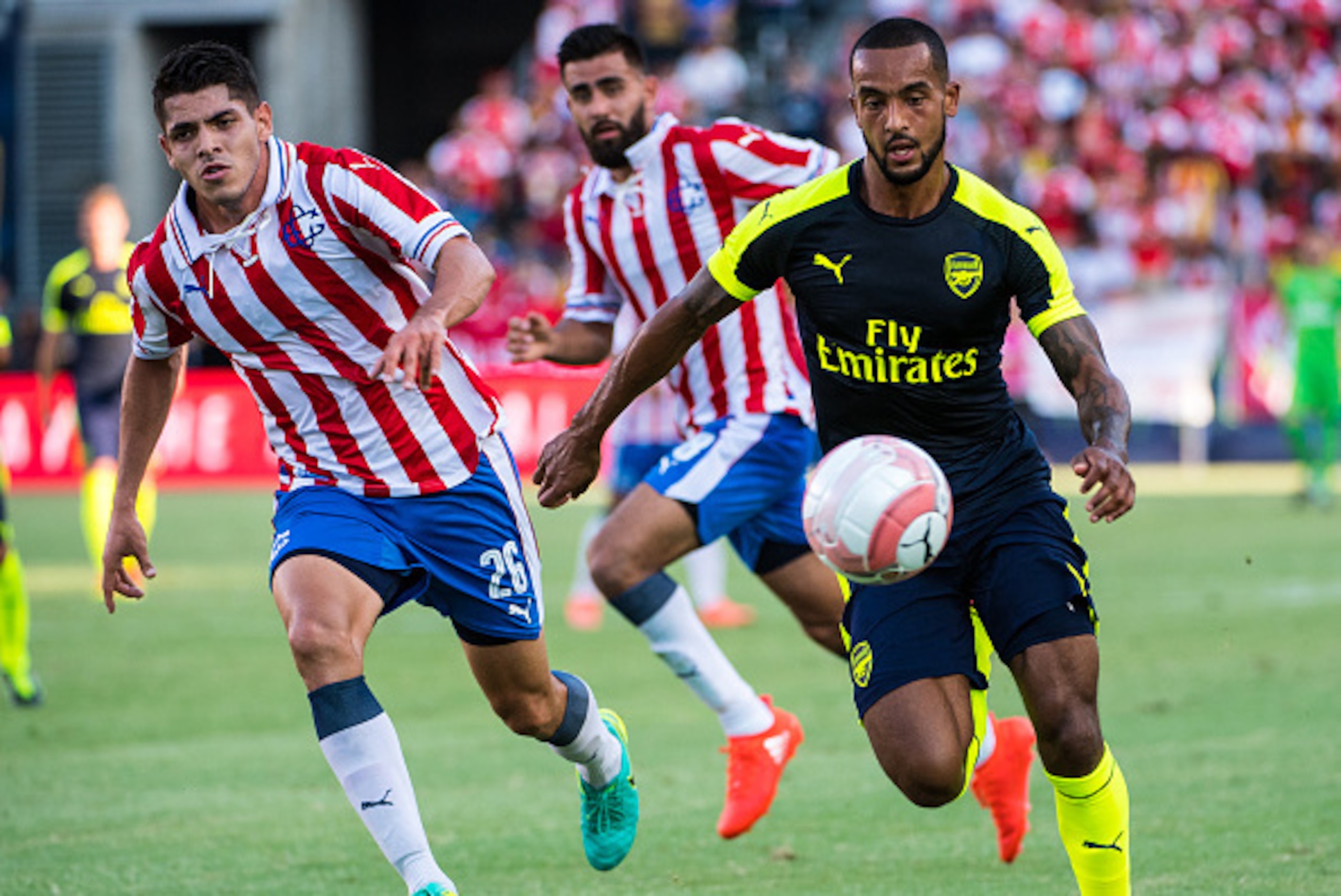 CARSON, CA - JULY 31: Theo Walcott #14 of Arsenal breaks in on goal as Carlos Villaneuva #26 of CD Guadalajara chaces during the friendly match between Arsenal and CD Guadalajara at StubHub Center on July 31, 2016 in Carson, California.  Arsenal won the m