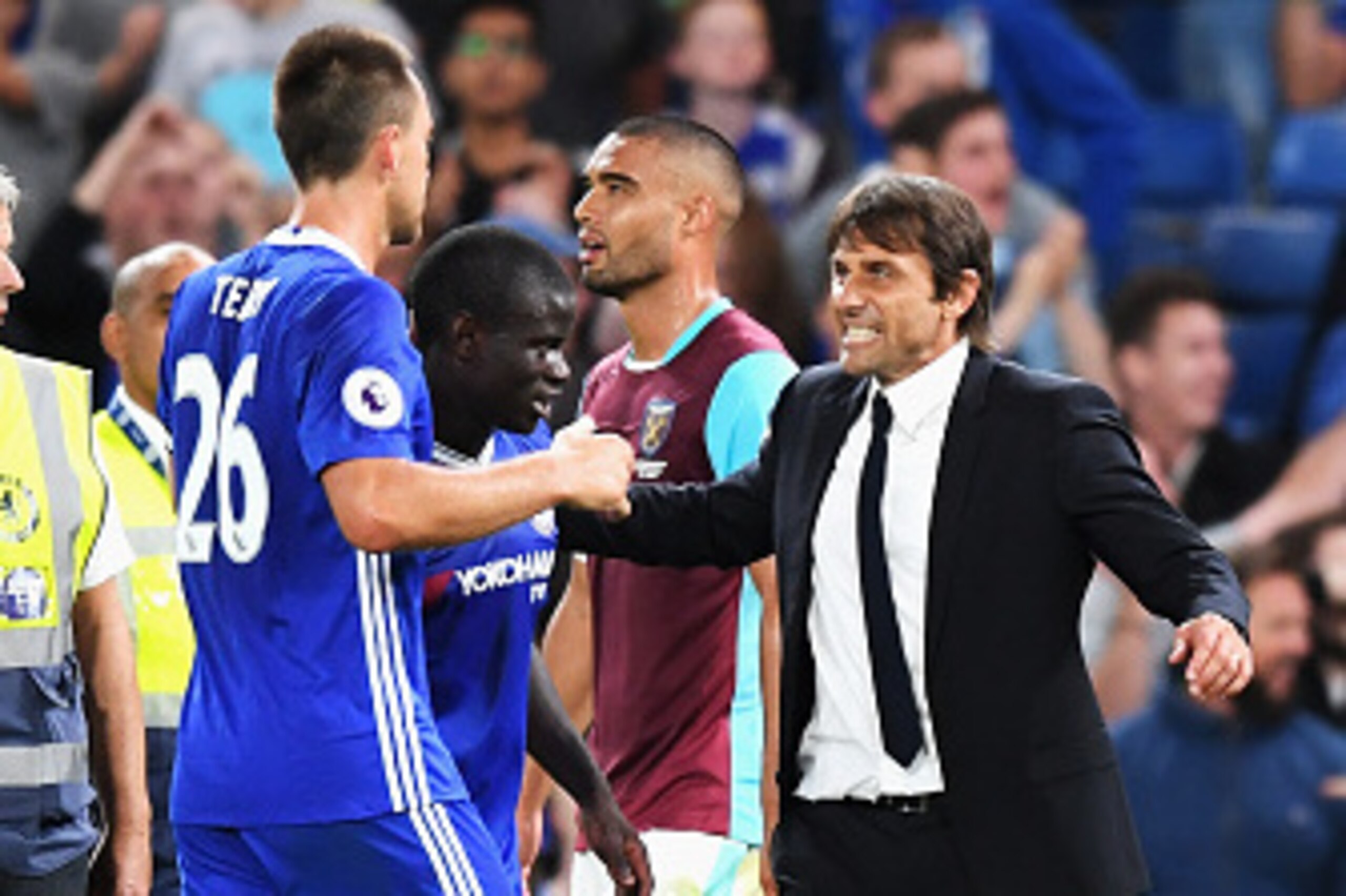 LONDON, ENGLAND - AUGUST 15:  Antonio Conte, Manager of Chelsea celebrates victory with John Terry of Chelsea after the Premier League match between Chelsea and West Ham United at Stamford Bridge on August 15, 2016 in London, England.  (Photo by Michael R