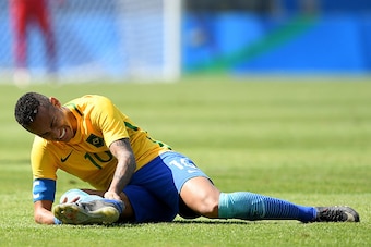 RIO DE JANEIRO, BRAZIL - AUGUST 17:  Neymar of Brazil reacts during the Men's Semifinal Football match between Brazil and Honduras at Maracana Stadium on Day 12 of the Rio 2016 Olympic Games on August 17, 2016 in Rio de Janeiro, Brazil.  (Photo by Quinn R