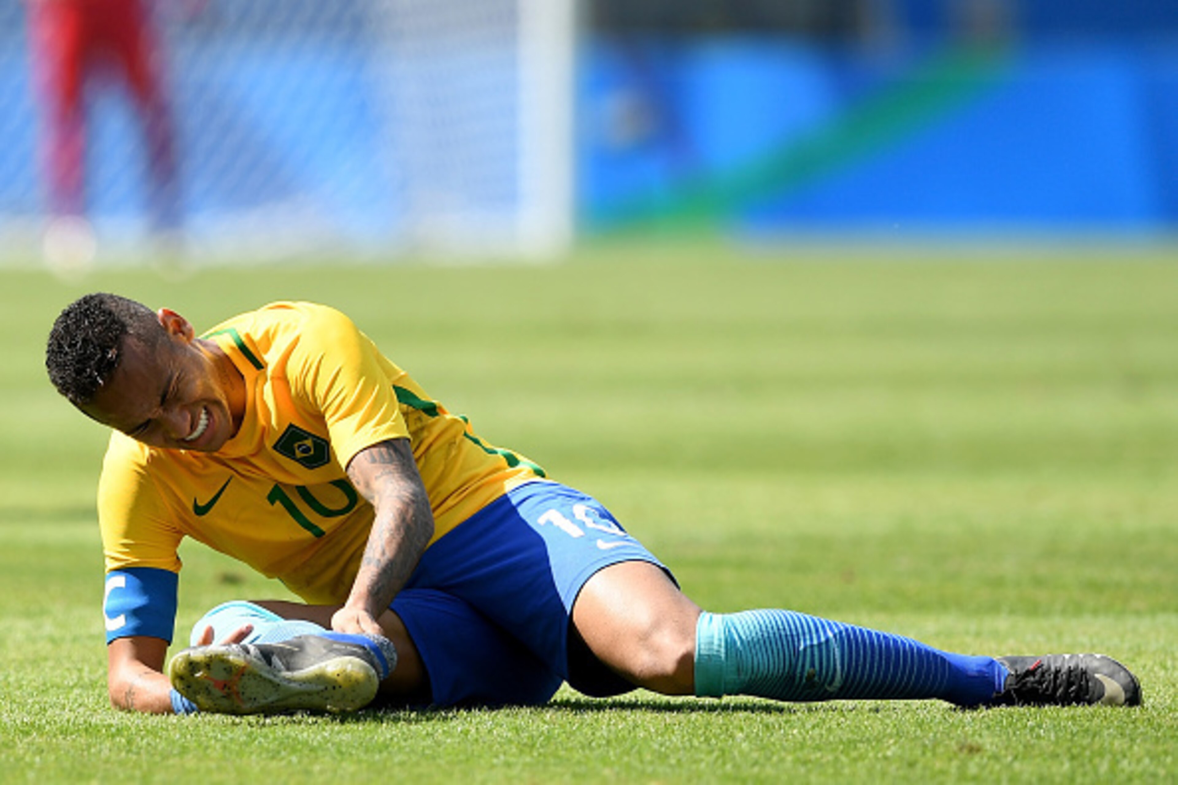 RIO DE JANEIRO, BRAZIL - AUGUST 17:  Neymar of Brazil reacts during the Men's Semifinal Football match between Brazil and Honduras at Maracana Stadium on Day 12 of the Rio 2016 Olympic Games on August 17, 2016 in Rio de Janeiro, Brazil.  (Photo by Quinn R